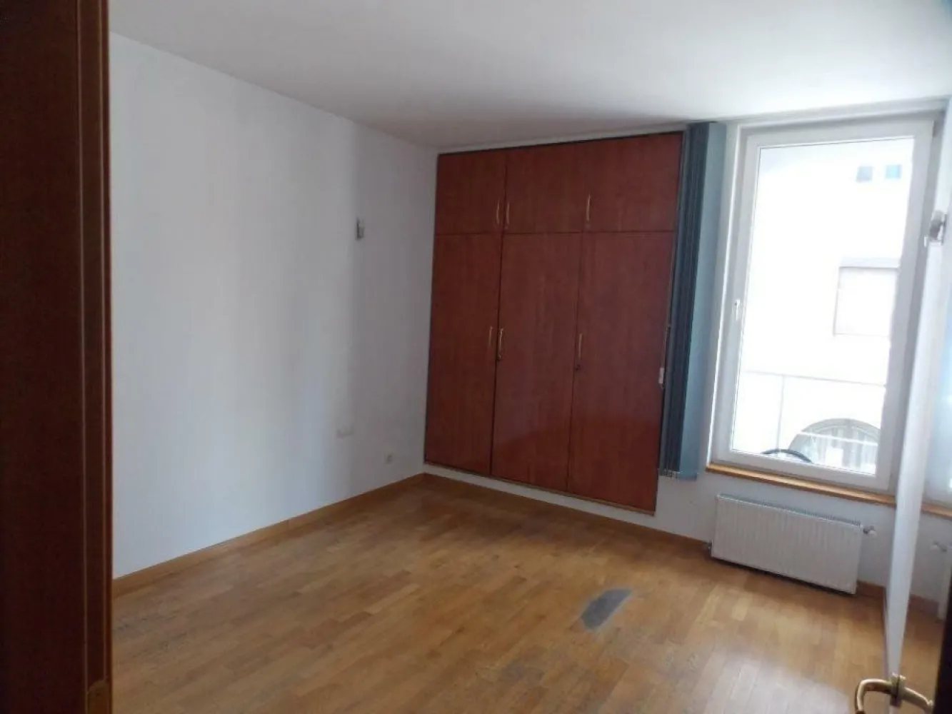 Inchiriez apartament - Persoana juridica, inchiriez apartament in zona Piata Victoriei(sector 1, strada Putul de Piatra), 4 camere, 4 grupuri sanitare, terasa, suprafata aprox. 160mp, etaj 1 4 + 2 locuri de parcare. Ideal birouri firma. Pentru detalii, va rog apelati