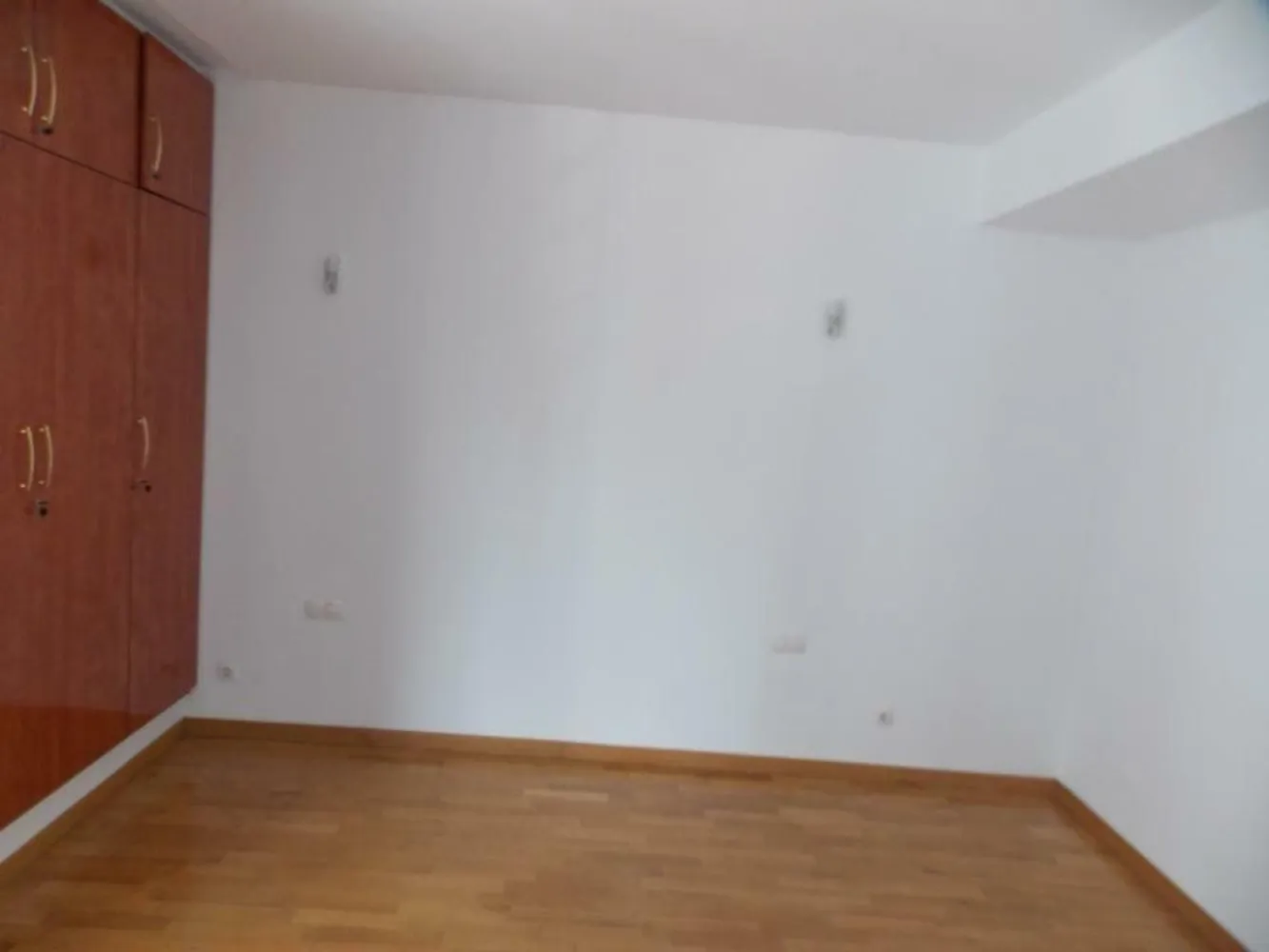 Inchiriez apartament - Persoana juridica, inchiriez apartament in zona Piata Victoriei(sector 1, strada Putul de Piatra), 4 camere, 4 grupuri sanitare, terasa, suprafata aprox. 160mp, etaj 1 4 + 2 locuri de parcare. Ideal birouri firma. Pentru detalii, va rog apelati