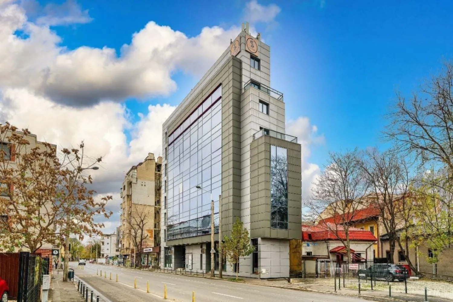 Spaţiu de birouri premium disponibil pentru închiriere pe Bd. Dacia - Mosilor - Vă oferim 335 mp de birouri într-o locaţie excelentă, ideală pentru afacerea dvs.! Clădirea este modernă, bine întreţinută şi poziţionată strategic, oferind acces rapid către toate punctele cheie din Bucureşti. Detalii ofertă: Chirie competitivă: 13 EUR/mp Taxă de mentenanţă: 3.7 EUR/mp + TVA Beneficii: Amplasare centrală Clădire modernă şi bine întreţinută Spaţiu flexibil, uşor de adaptat pentru nevoile echipei tale. Perfect pentru afaceri care îşi doresc vizibilitate şi accesibilitate. Nu rata oportunitatea de a-ţi stabili sediul într-o zonă de prestigiu! Contactează-ne pentru mai multe detalii şi o vizionare.