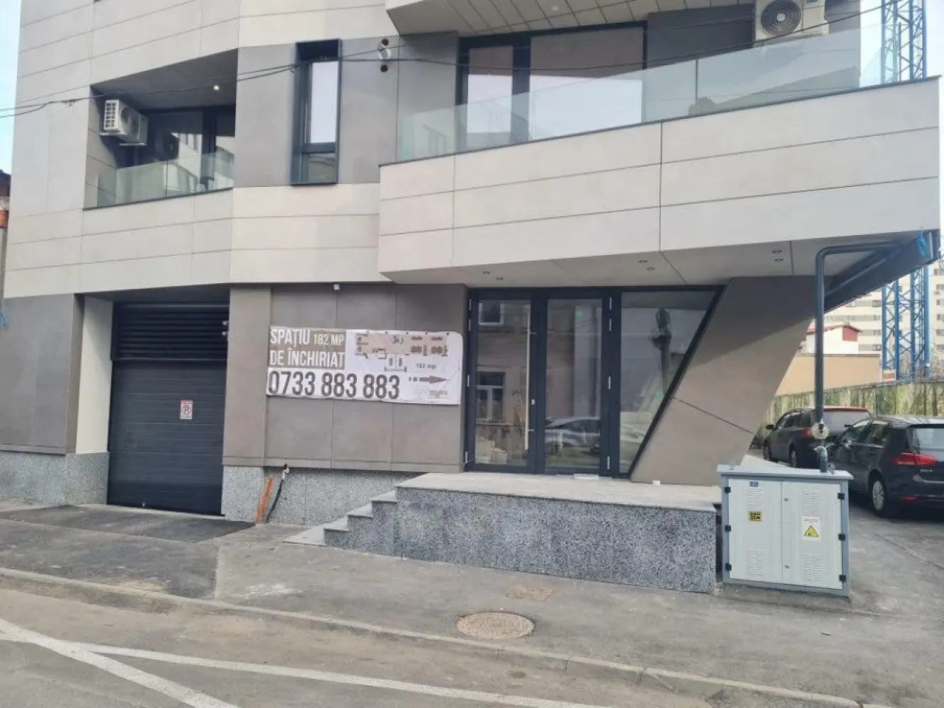 spatiu de inchiriat - Spatiu de inchiriat ( 182 metri patrati) ,propietar persoana fizica, stradal( str. Sirenelor) , in apropiere de Hotel Marriott , pretabil pentru: farmacie, cabinet avocatura , notariat, cabinete medicale,reprezentanta etc. intr-un bloc nou. In prezent este neamenajat oferind chiriasului posibilitatea de a personaliza amenajarea spatiului pentru cerintele sale Nu colaboram cu agentii imobiliare sau site-uri de promovare. PRET 3200 EURO/luna Telefon: