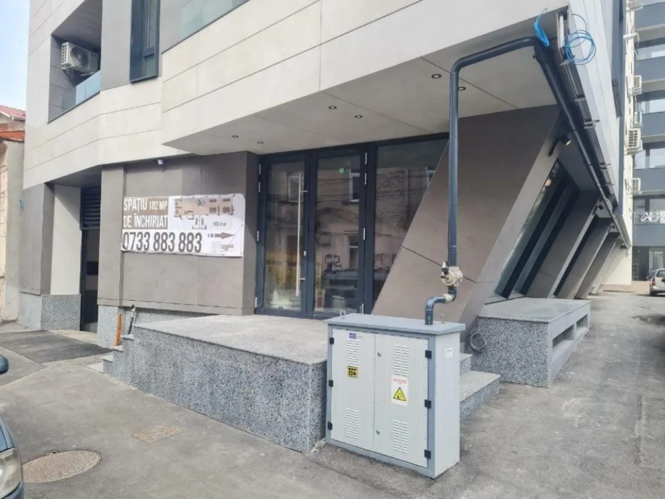 spatiu de inchiriat - Spatiu de inchiriat ( 182 metri patrati) ,propietar persoana fizica, stradal( str. Sirenelor) , in apropiere de Hotel Marriott , pretabil pentru: farmacie, cabinet avocatura , notariat, cabinete medicale,reprezentanta etc. intr-un bloc nou. In prezent este neamenajat oferind chiriasului posibilitatea de a personaliza amenajarea spatiului pentru cerintele sale Nu colaboram cu agentii imobiliare sau site-uri de promovare. PRET 3200 EURO/luna Telefon: