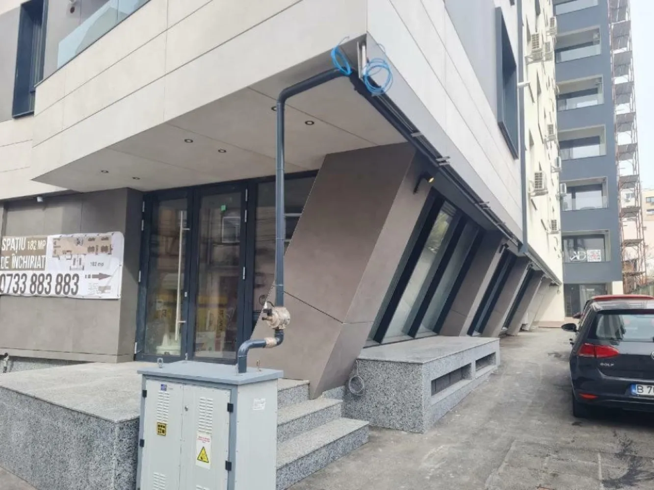 spatiu de inchiriat - Spatiu de inchiriat ( 182 metri patrati) ,propietar persoana fizica, stradal( str. Sirenelor) , in apropiere de Hotel Marriott , pretabil pentru: farmacie, cabinet avocatura , notariat, cabinete medicale,reprezentanta etc. intr-un bloc nou. In prezent este neamenajat oferind chiriasului posibilitatea de a personaliza amenajarea spatiului pentru cerintele sale Nu colaboram cu agentii imobiliare sau site-uri de promovare. PRET 3200 EURO/luna Telefon:
