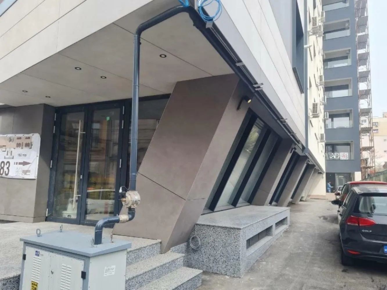 spatiu de inchiriat - Spatiu de inchiriat ( 182 metri patrati) ,propietar persoana fizica, stradal( str. Sirenelor) , in apropiere de Hotel Marriott , pretabil pentru: farmacie, cabinet avocatura , notariat, cabinete medicale,reprezentanta etc. intr-un bloc nou. In prezent este neamenajat oferind chiriasului posibilitatea de a personaliza amenajarea spatiului pentru cerintele sale Nu colaboram cu agentii imobiliare sau site-uri de promovare. PRET 3200 EURO/luna Telefon: