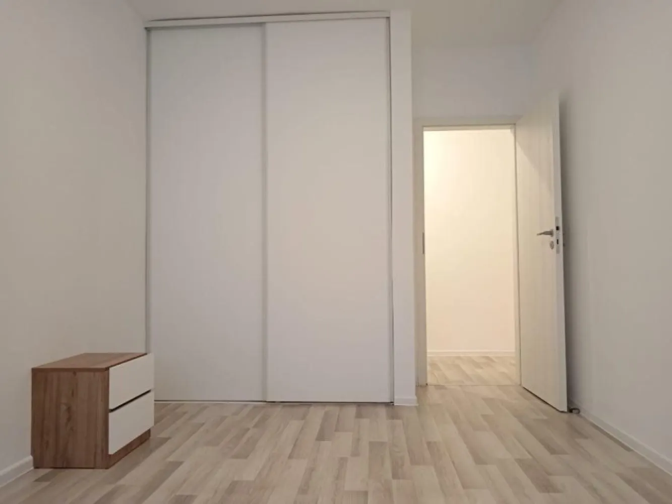 Ag BRASADAS vinde ap 2 cam MOBILAT cu PARCARE Berceni. - Agenția BRASADAS vinde apartament cu doua camere, luminos şi spaţios în care te poţi muta imediat. Suprafaţa utilă: 46,26 mp + balcon în suprafaţă de 3,50 m.p rezultând o suprafaţă totală de 49,76 mp. În preţ este inclus şi un loc de parcare suprateran situat la întrarea in bloc de 11 mp. Apartamentul are în vigoare poliţă PAD şi asigurare facultativă. Mobila este la comandă din material MDF PREMIUM şi balamale cu lezenă şi amortizare. Mobila bucătăriei are glisiere tandem, coş joly de 200, picurător la chiuvetă pentru detergentul de vase. Electrocasnice: Combină frigorifică Samsung RB33N340NSA, Cuptor Arctic AROIM25603X , Plită Arctic ARNGW64127SB, Maşină de spălat rufe Electrolux EW7F348SI, Hota cu două motoare Bosch DFS067A50. La bucătărie există jaluzele opace tip rulou, gri. Mobila dormitorului este din MDF AGT, are amortizoare pentru balamale şi sistem de glisare hafele. Atât la bucătărie cât şi la dormitor există plase de tănţari tip rulou. Balconul este închis cu termopane glisante şi geamuri fumurii pentru a proteja apartamentul de soarele dimineţii. Tot pe balcon există spaţiu pentru depozitare închis cu uşă glisantă. Apartamentul se află în incinta Ansamblului Rezideţial Sun Park Berceni, Blocul are interfon, lift şi camere de supraveghere atăt în exterior căt şi la fiecare etaj. Blocul este construit din cărămidă Porotherm şi izolat termic , atât exterior cât şi interior. Apartamentul are centrală termică. Imobilul este în apropierea Parcului Tudor Arghezi. Pe stradă există o grădiniţă, numeroase supermarketuri, cofetărie, saloane,cabinete medicale şi Biserica Sf. Brâncoveni. Există acces rapid la transportul public: autobuz 241, metrou Apărătorii Patriei la 2,9 km si metrou Constantin Brâncoveanu la 5,7 km. Mallul Grand Arena,Primăria Sectorului 4, Lidl, Kaufland , Metro şi Jumbo sunt aproape de complex. Pentru mai multe oferte accesați www.brasadas.com.