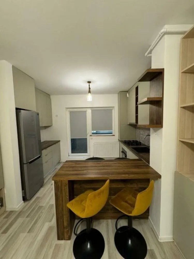 Ag BRASADAS vinde ap 2 cam MOBILAT cu PARCARE Berceni. - Agenția BRASADAS vinde apartament cu doua camere, luminos şi spaţios în care te poţi muta imediat. Suprafaţa utilă: 46,26 mp + balcon în suprafaţă de 3,50 m.p rezultând o suprafaţă totală de 49,76 mp. În preţ este inclus şi un loc de parcare suprateran situat la întrarea in bloc de 11 mp. Apartamentul are în vigoare poliţă PAD şi asigurare facultativă. Mobila este la comandă din material MDF PREMIUM şi balamale cu lezenă şi amortizare. Mobila bucătăriei are glisiere tandem, coş joly de 200, picurător la chiuvetă pentru detergentul de vase. Electrocasnice: Combină frigorifică Samsung RB33N340NSA, Cuptor Arctic AROIM25603X , Plită Arctic ARNGW64127SB, Maşină de spălat rufe Electrolux EW7F348SI, Hota cu două motoare Bosch DFS067A50. La bucătărie există jaluzele opace tip rulou, gri. Mobila dormitorului este din MDF AGT, are amortizoare pentru balamale şi sistem de glisare hafele. Atât la bucătărie cât şi la dormitor există plase de tănţari tip rulou. Balconul este închis cu termopane glisante şi geamuri fumurii pentru a proteja apartamentul de soarele dimineţii. Tot pe balcon există spaţiu pentru depozitare închis cu uşă glisantă. Apartamentul se află în incinta Ansamblului Rezideţial Sun Park Berceni, Blocul are interfon, lift şi camere de supraveghere atăt în exterior căt şi la fiecare etaj. Blocul este construit din cărămidă Porotherm şi izolat termic , atât exterior cât şi interior. Apartamentul are centrală termică. Imobilul este în apropierea Parcului Tudor Arghezi. Pe stradă există o grădiniţă, numeroase supermarketuri, cofetărie, saloane,cabinete medicale şi Biserica Sf. Brâncoveni. Există acces rapid la transportul public: autobuz 241, metrou Apărătorii Patriei la 2,9 km si metrou Constantin Brâncoveanu la 5,7 km. Mallul Grand Arena,Primăria Sectorului 4, Lidl, Kaufland , Metro şi Jumbo sunt aproape de complex. Pentru mai multe oferte accesați www.brasadas.com.