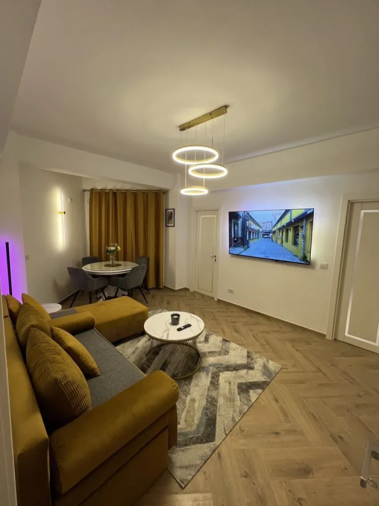 Ag BRASADAS închiriază ap 2 cam Et 2 LUX Centrul Vechi. - Agenția BRASADAS închiriază apartament recent renovat, finalizat acum o săptămâna, cu centrala noua pe condensare, toate necesitățile oferite. Capacitate 4 persoane , canapea extensibila in sufragerie și pat 180x200 în dormitor.Totul este de înaltă calitate și alese cu gust pentru a oferi un confort deplin chiar în inima capitalei , în centrul istoric pe strada Gabroveni 61, cu vedere în spatele blocului, lipsit de gălăgia din centrul vechi. Închiriez pe perioade de scurtă durată, cu utilitățile incluse în pret!! Se percepe garanție și plata lunii în avans. Prețul este pentru o perioada de o lună și repet, cu toate utilitățile incluse în pret! Pentru mai multe oferte accesați www.brasadas.com.