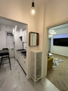 Ag BRASADAS închiriază ap 2 cam Et 2 LUX Centrul Vechi.