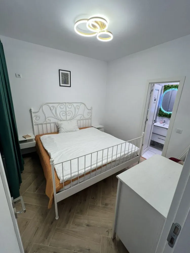 Ag BRASADAS închiriază ap 2 cam Et 2 LUX Centrul Vechi.