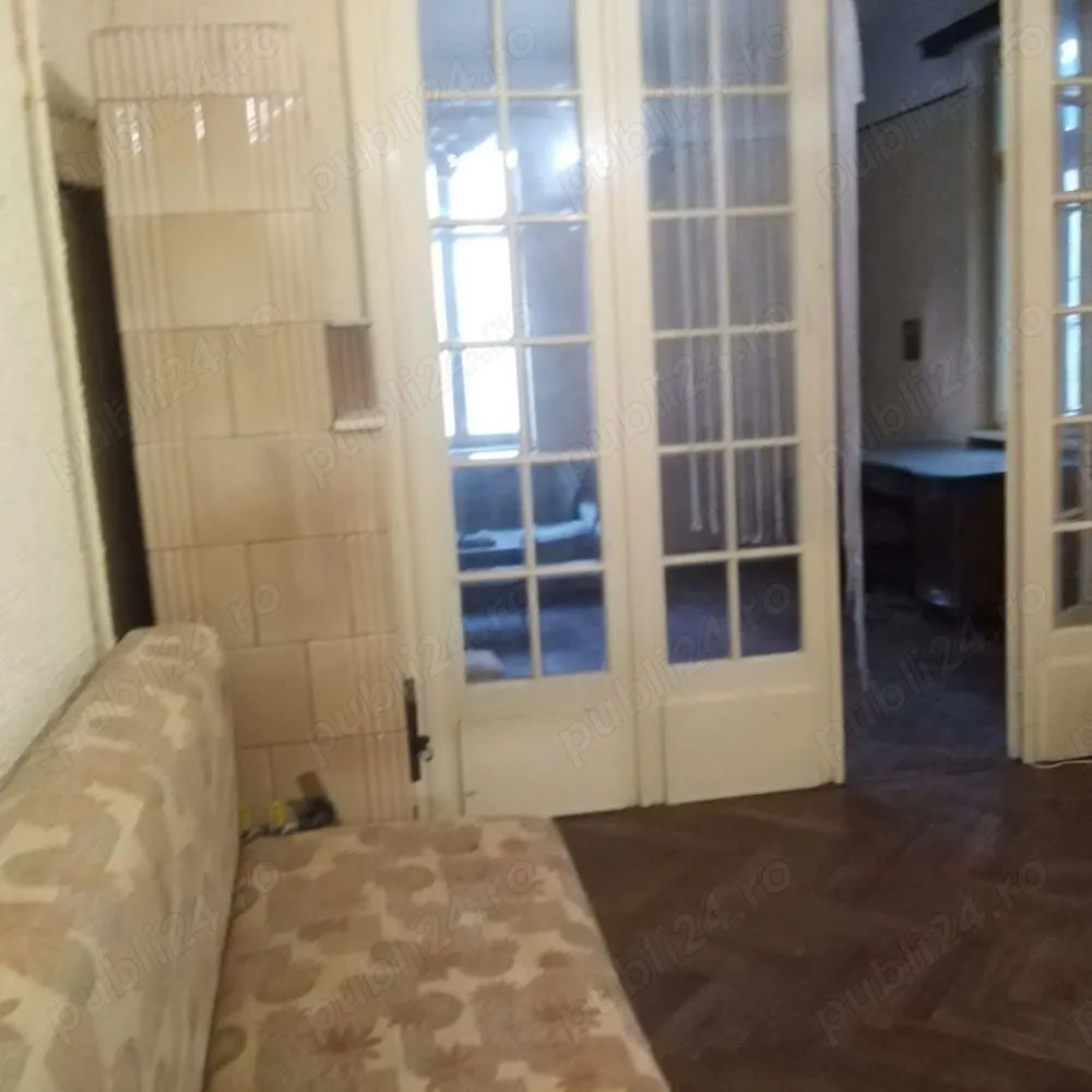 2 camere Unirii Coposu metrou - Particular inchiriez apartament cu 2 camere in vila, zona Piata Unirii - Coposu, apropiere metrou. Loc parcare in curte.