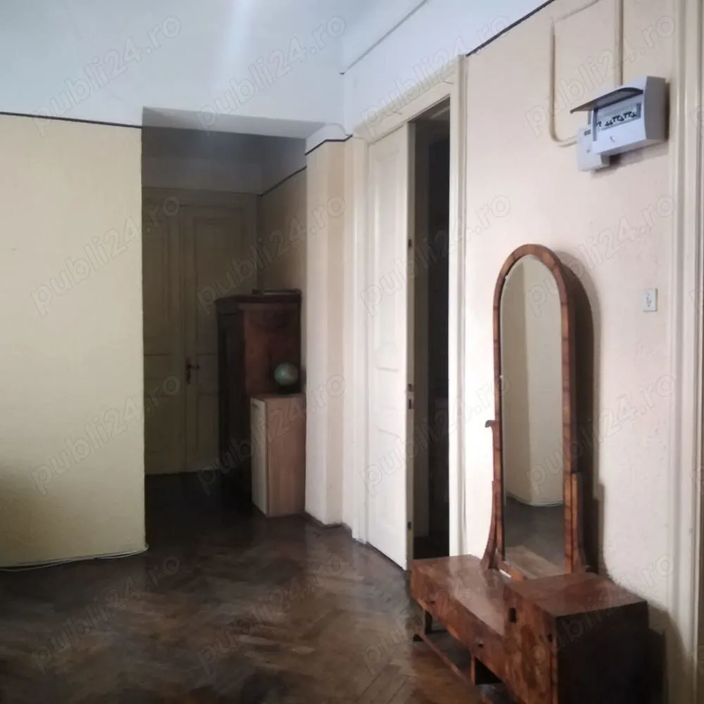 2 camere Unirii Coposu metrou - Particular inchiriez apartament cu 2 camere in vila, zona Piata Unirii - Coposu, apropiere metrou. Loc parcare in curte.