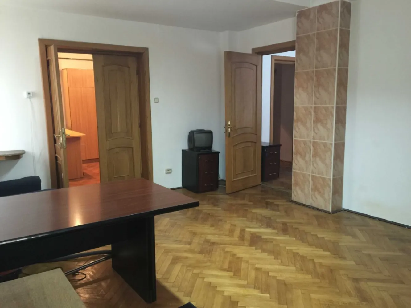 Apartament 2 camere - Str. Smardan - Unirii - Centru - Birou / Locuit - Inchiriez apartament de 2 camere situat pe Str. Smardan din Centrul Vechi, Bucuresti Apartamentul este partial mobilat si utilat, Se percep 3 luni la inchiriere ( luna in curs, o luna avans, o luna garantie ) Pret negociabil la perioada mai mare de 12 luni / 24 luni Pentru mai multe detalii folositi mesageria OLX sau nr de contact