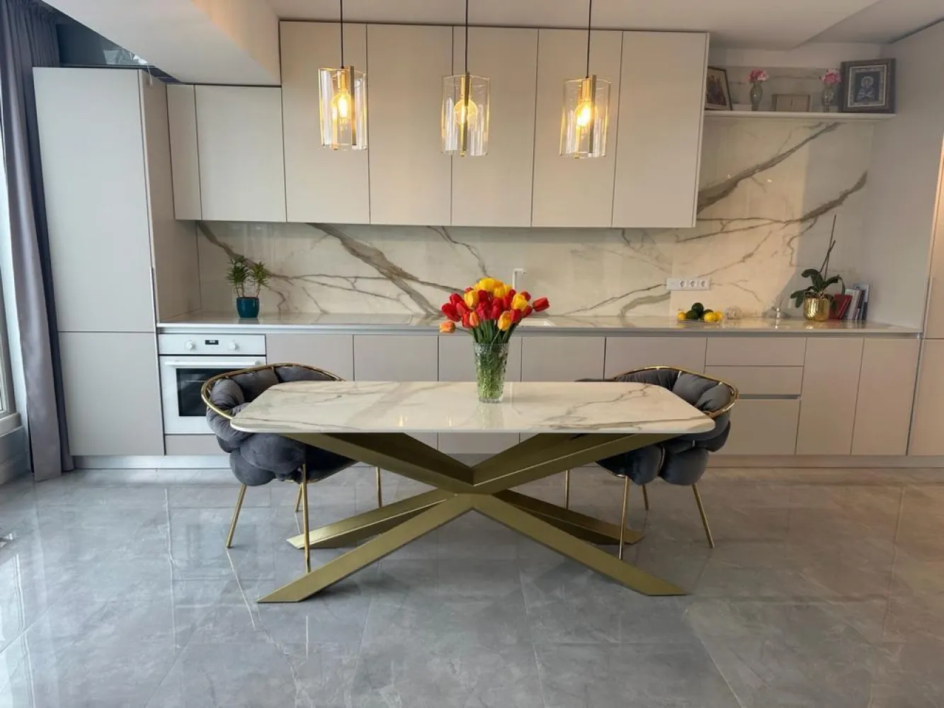 BRASAFAS vinde penthouse lux cu vedere panoramica. - Agentia BRASAFAS vimde penthouse de lux in Complex Dana, ultimul nivel et 8, mp utili 83 in interior + terasa de 50mp cu vedere spre Somes si noul pod. Nu se mai contruieste nimic in fata imobilului asa ca privelistea panoramica este si va ramane mereu superba. Se vinde complet mobilat si utilat. Toate camerele au iesire spre terasa si geamuri spre terasa (perete de sticla) -Incalzire in pardoseala (costuri lunare la incalzire foarte mici) -Centrala noua -Instalatie electrica noua -Instalatie conducte apa canalizare noi -Aer conditionat (noi cu invertere - costuri foarte mici la electricitate) -Jacuzzi -Filtru de apa -Masina spalat haine incorporata -Masina de spalat vase incorporata -Frigider incorporat -toata mobila este pe comanda 2022-2023 si toate electricasnicele sunt noi -Dressing pe comanda 7m lungime (foarte incapator) -Loc de parcare inclus. Www.brasadas.com.