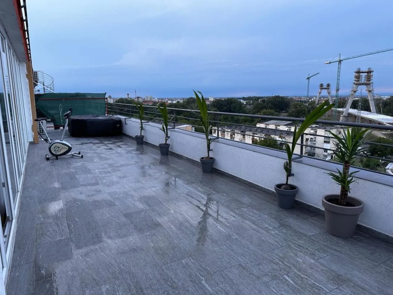 BRASAFAS vinde penthouse lux cu vedere panoramica. - Agentia BRASAFAS vimde penthouse de lux in Complex Dana, ultimul nivel et 8, mp utili 83 in interior + terasa de 50mp cu vedere spre Somes si noul pod. Nu se mai contruieste nimic in fata imobilului asa ca privelistea panoramica este si va ramane mereu superba. Se vinde complet mobilat si utilat. Toate camerele au iesire spre terasa si geamuri spre terasa (perete de sticla) -Incalzire in pardoseala (costuri lunare la incalzire foarte mici) -Centrala noua -Instalatie electrica noua -Instalatie conducte apa canalizare noi -Aer conditionat (noi cu invertere - costuri foarte mici la electricitate) -Jacuzzi -Filtru de apa -Masina spalat haine incorporata -Masina de spalat vase incorporata -Frigider incorporat -toata mobila este pe comanda 2022-2023 si toate electricasnicele sunt noi -Dressing pe comanda 7m lungime (foarte incapator) -Loc de parcare inclus. Www.brasadas.com.