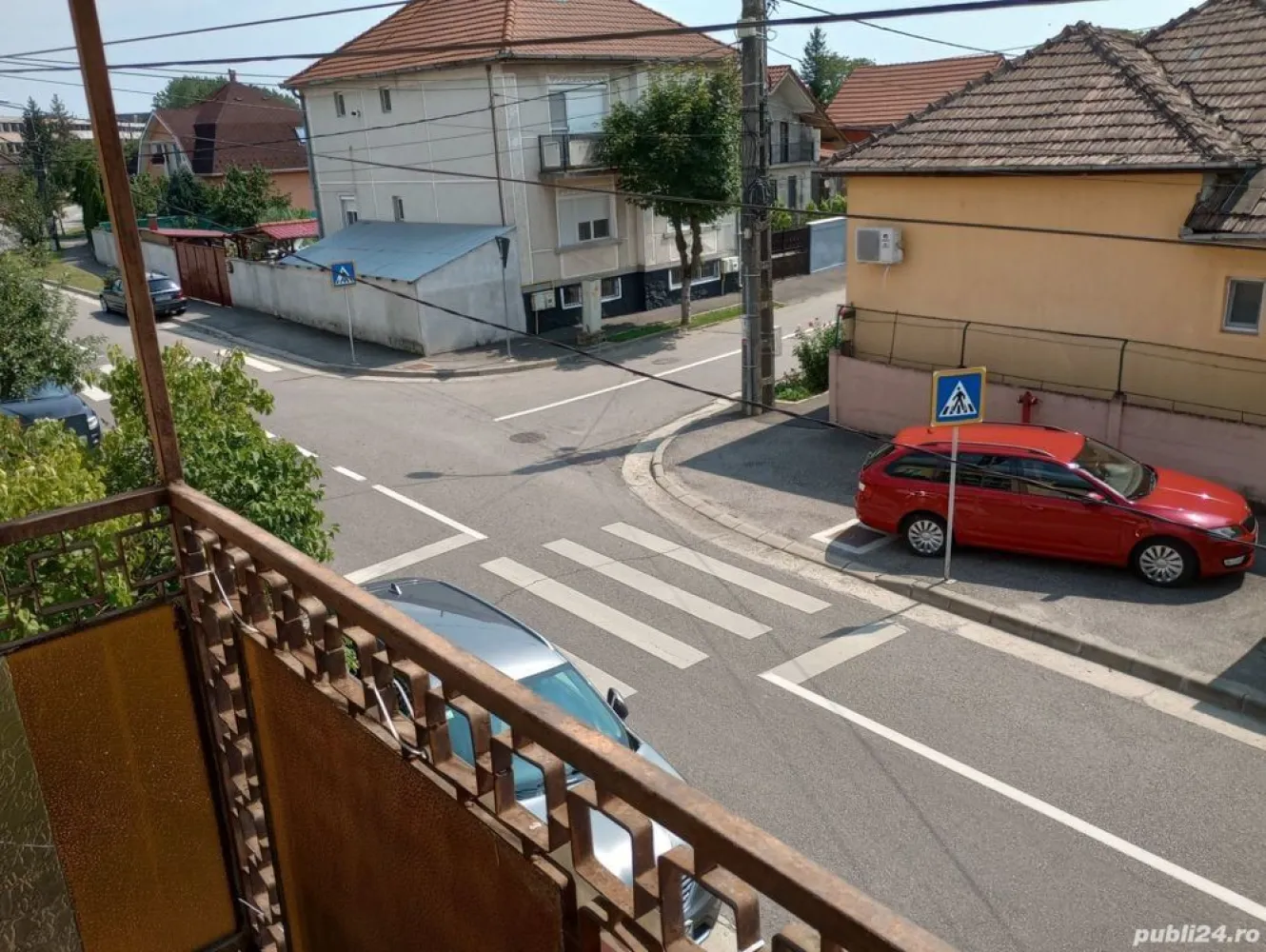 Ag BRASADAS vinde apt 3 camere la casa cu teren Axente Sever - Agenția BRASADAS vinde apartament in casa individuala tip P+1 Etaj si teren (singur in curte) in locul unui apartament la bloc. Sufrageria de la parter are suprafata de 24 mp si se poate reconfigura modern in living + bucatarie. Casa pretabila ca si locuinta, cabinet medical, cabinet stomatologic, sediu de firma. Casa P+1 Etaj, singur in curte, construita in 1979 in Satu Mare, str Axente Sever colt cu str Argesului (900 m de la casa pe str Argesului pana la magazin LIDL din str Rodnei): Suprafata totala de casa 112 mp este dispusa pe 2 nivele P+1 Etaj respectiv: - parter 56 mp compus din 1 camera de 24 mp, 1 bucatarie, 1 baie, hol (beci cu intrare din hol parter) - etaj 56 mp compus din 2 camere, 1 baie, hol si 1 balcon Suprafata totala de teren 100 mp (singur in curte) din care ocupata la sol de casa 56 mp Fundatie solida si inalta (are si beci cu coborare din holul de la parter), constructie realizata in anul 1979, peretii interiori exteriori sunt din caramida, se poate mansarda ca si la casa vecina. Casa are parchet de lemn in camere, usi geamuri de lemn, incalzire centrala termica autorizata cu radiatoare de otel si intalatie termica in cupru, gresie faianta in bai. Casa este locuibila la nivel de an 2004 cand a fost renovata si este racordata la reteaua publica de apa canal, gaz, curent. Suprafata totala constructie 112 mp (fundatie de beton si pereti de caramida) rezulta un pret de 800 euro pe metru patrat (sub pret mp de apartament in bloc), inclus terenul de 100 mp. In apropiere casei: Agenția Județeană pentru Ocuparea Forței de Muncă Satu-Mare, Liceul Teologic Ortodox Român Nicolae Steinhardt, Grădinița cu Program Prelungit 14 Mai, Lidl str Rodnei, Aquastar. Din perspectiva suprafetei de 100 mp de teren aceasta casa P+1E poate sa fie o alternativa foarte buna la apartamentul cu 3, 4 camere din bloc in zona linistita de case si in apropiere de scoli, gradinite. Nu doresc schimb in Satu Mare, posibil schimb cu proprietate in Baia Mare sau Cluj Floresti