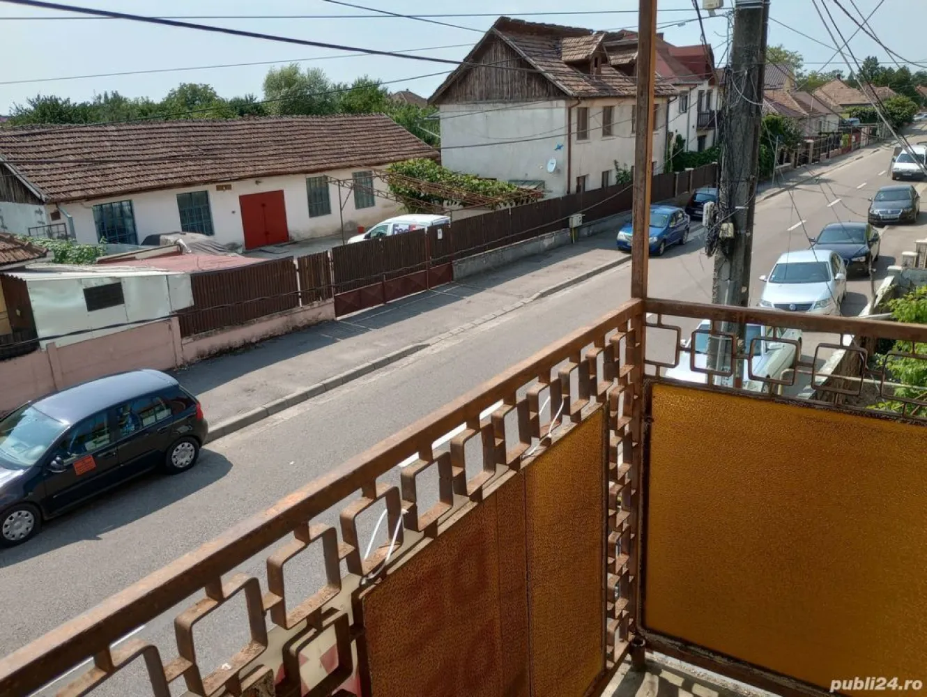 Ag BRASADAS vinde apt 3 camere la casa cu teren Axente Sever - Agenția BRASADAS vinde apartament in casa individuala tip P+1 Etaj si teren (singur in curte) in locul unui apartament la bloc. Sufrageria de la parter are suprafata de 24 mp si se poate reconfigura modern in living + bucatarie. Casa pretabila ca si locuinta, cabinet medical, cabinet stomatologic, sediu de firma. Casa P+1 Etaj, singur in curte, construita in 1979 in Satu Mare, str Axente Sever colt cu str Argesului (900 m de la casa pe str Argesului pana la magazin LIDL din str Rodnei): Suprafata totala de casa 112 mp este dispusa pe 2 nivele P+1 Etaj respectiv: - parter 56 mp compus din 1 camera de 24 mp, 1 bucatarie, 1 baie, hol (beci cu intrare din hol parter) - etaj 56 mp compus din 2 camere, 1 baie, hol si 1 balcon Suprafata totala de teren 100 mp (singur in curte) din care ocupata la sol de casa 56 mp Fundatie solida si inalta (are si beci cu coborare din holul de la parter), constructie realizata in anul 1979, peretii interiori exteriori sunt din caramida, se poate mansarda ca si la casa vecina. Casa are parchet de lemn in camere, usi geamuri de lemn, incalzire centrala termica autorizata cu radiatoare de otel si intalatie termica in cupru, gresie faianta in bai. Casa este locuibila la nivel de an 2004 cand a fost renovata si este racordata la reteaua publica de apa canal, gaz, curent. Suprafata totala constructie 112 mp (fundatie de beton si pereti de caramida) rezulta un pret de 800 euro pe metru patrat (sub pret mp de apartament in bloc), inclus terenul de 100 mp. In apropiere casei: Agenția Județeană pentru Ocuparea Forței de Muncă Satu-Mare, Liceul Teologic Ortodox Român Nicolae Steinhardt, Grădinița cu Program Prelungit 14 Mai, Lidl str Rodnei, Aquastar. Din perspectiva suprafetei de 100 mp de teren aceasta casa P+1E poate sa fie o alternativa foarte buna la apartamentul cu 3, 4 camere din bloc in zona linistita de case si in apropiere de scoli, gradinite. Nu doresc schimb in Satu Mare, posibil schimb cu proprietate in Baia Mare sau Cluj Floresti