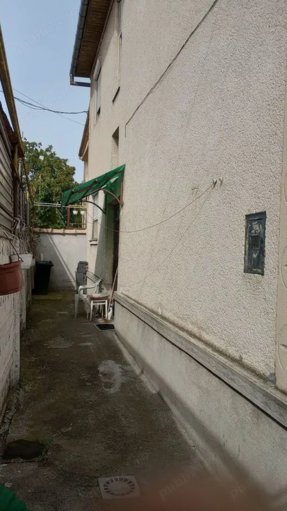 Ag BRASADAS vinde apt 3 camere la casa cu teren Axente Sever - Agenția BRASADAS vinde apartament in casa individuala tip P+1 Etaj si teren (singur in curte) in locul unui apartament la bloc. Sufrageria de la parter are suprafata de 24 mp si se poate reconfigura modern in living + bucatarie. Casa pretabila ca si locuinta, cabinet medical, cabinet stomatologic, sediu de firma. Casa P+1 Etaj, singur in curte, construita in 1979 in Satu Mare, str Axente Sever colt cu str Argesului (900 m de la casa pe str Argesului pana la magazin LIDL din str Rodnei): Suprafata totala de casa 112 mp este dispusa pe 2 nivele P+1 Etaj respectiv: - parter 56 mp compus din 1 camera de 24 mp, 1 bucatarie, 1 baie, hol (beci cu intrare din hol parter) - etaj 56 mp compus din 2 camere, 1 baie, hol si 1 balcon Suprafata totala de teren 100 mp (singur in curte) din care ocupata la sol de casa 56 mp Fundatie solida si inalta (are si beci cu coborare din holul de la parter), constructie realizata in anul 1979, peretii interiori exteriori sunt din caramida, se poate mansarda ca si la casa vecina. Casa are parchet de lemn in camere, usi geamuri de lemn, incalzire centrala termica autorizata cu radiatoare de otel si intalatie termica in cupru, gresie faianta in bai. Casa este locuibila la nivel de an 2004 cand a fost renovata si este racordata la reteaua publica de apa canal, gaz, curent. Suprafata totala constructie 112 mp (fundatie de beton si pereti de caramida) rezulta un pret de 800 euro pe metru patrat (sub pret mp de apartament in bloc), inclus terenul de 100 mp. In apropiere casei: Agenția Județeană pentru Ocuparea Forței de Muncă Satu-Mare, Liceul Teologic Ortodox Român Nicolae Steinhardt, Grădinița cu Program Prelungit 14 Mai, Lidl str Rodnei, Aquastar. Din perspectiva suprafetei de 100 mp de teren aceasta casa P+1E poate sa fie o alternativa foarte buna la apartamentul cu 3, 4 camere din bloc in zona linistita de case si in apropiere de scoli, gradinite. Nu doresc schimb in Satu Mare, posibil schimb cu proprietate in Baia Mare sau Cluj Floresti