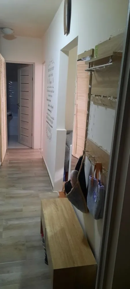 Ag BRASADAS vinde apt 3 camere Carpati 1 PARTER. - Agenția BRASADAS vinde apartament compus din 3 camere, (2 dormitoare si un living) situat pe aleea Postavaru, zona Carpați 1. Baie, bucatarie, balcon ingradit, gradina , loc de parcare rezervat . Finisat în totalitate! Conducte noi! Instalații electrice schimbate! În totalitate finisat în 2022! De la A la Z finisat si schimbat Se vinde cu mobila de bucatarie, hota ! Piatră decorativă în camera mare si pe hol Dormitoarele mobilate Oglindă cu dulap pe hol și cuier nou făcut special! Microcentrala! Geamuri termopane noi cu jaluzele si plasă de insecte Balcon de 3mp cu incalzire, geam termopan Debara nou! În apropierea blocului: școală, grădiniță, supermarket, restaurant, stație bus/taxi, centru de permanenta / laborator de analize medicale,etc