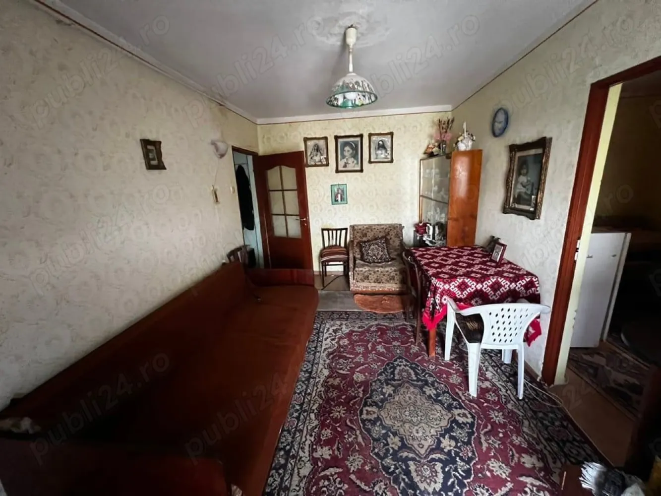 BRASADAS vinde ap 2 cam in Micro 15. - Agentia Imobiliara BRASADAS vinde apartament semidecomandat cu 2 camere. Balcon, bucătărie, baie cu geam si Izolare exterioară. Asigură un climat interior confortabil pe tot parcursul anului. Geamuri termopan: Izolează fonic și termic apartamentul. Ușă metalică: Oferă un plus de siguranță. Jaluzele exterioare: Controlează lumina naturală și protejează de soare. Apartamentul este situat într-o zonă liniștită, cu acces facil la mijloacele de transport, magazine și alte facilități, acesta fiind in cartierul Micro 15, in apropiere de spital si magazine si statie de autobus la aproximativ 3 minute. Www.brasadas.com.