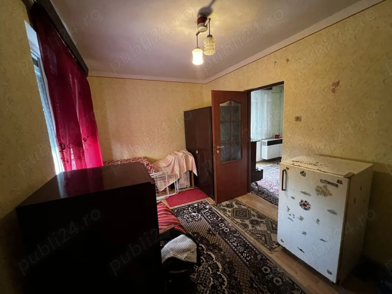 BRASADAS vinde ap 2 cam in Micro 15. - Agentia Imobiliara BRASADAS vinde apartament semidecomandat cu 2 camere. Balcon, bucătărie, baie cu geam si Izolare exterioară. Asigură un climat interior confortabil pe tot parcursul anului. Geamuri termopan: Izolează fonic și termic apartamentul. Ușă metalică: Oferă un plus de siguranță. Jaluzele exterioare: Controlează lumina naturală și protejează de soare. Apartamentul este situat într-o zonă liniștită, cu acces facil la mijloacele de transport, magazine și alte facilități, acesta fiind in cartierul Micro 15, in apropiere de spital si magazine si statie de autobus la aproximativ 3 minute. Www.brasadas.com.