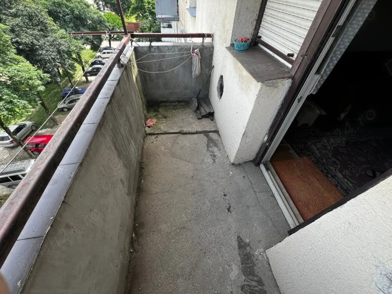 BRASADAS vinde ap 2 cam in Micro 15. - Agentia Imobiliara BRASADAS vinde apartament semidecomandat cu 2 camere. Balcon, bucătărie, baie cu geam si Izolare exterioară. Asigură un climat interior confortabil pe tot parcursul anului. Geamuri termopan: Izolează fonic și termic apartamentul. Ușă metalică: Oferă un plus de siguranță. Jaluzele exterioare: Controlează lumina naturală și protejează de soare. Apartamentul este situat într-o zonă liniștită, cu acces facil la mijloacele de transport, magazine și alte facilități, acesta fiind in cartierul Micro 15, in apropiere de spital si magazine si statie de autobus la aproximativ 3 minute. Www.brasadas.com.