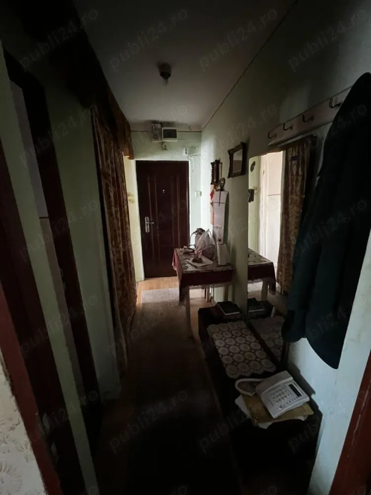 BRASADAS vinde ap 2 cam in Micro 15. - Agentia Imobiliara BRASADAS vinde apartament semidecomandat cu 2 camere. Balcon, bucătărie, baie cu geam si Izolare exterioară. Asigură un climat interior confortabil pe tot parcursul anului. Geamuri termopan: Izolează fonic și termic apartamentul. Ușă metalică: Oferă un plus de siguranță. Jaluzele exterioare: Controlează lumina naturală și protejează de soare. Apartamentul este situat într-o zonă liniștită, cu acces facil la mijloacele de transport, magazine și alte facilități, acesta fiind in cartierul Micro 15, in apropiere de spital si magazine si statie de autobus la aproximativ 3 minute. Www.brasadas.com.