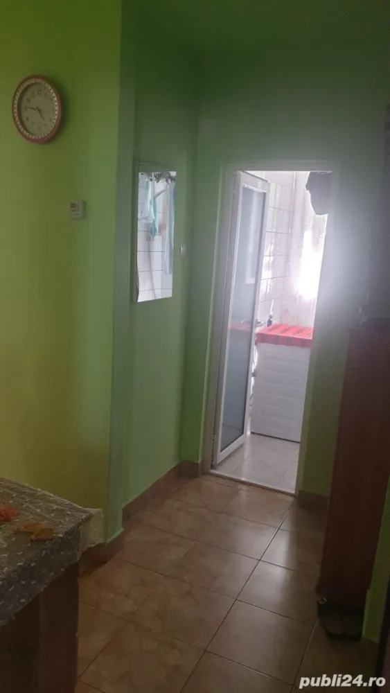 Apartament 2 camere Mihai Viteazu - Vand apartament 2 camere decomandate, etaj 1, din 4 ,bloc de caramida, balcon inchis, bucatarie, baie, debara, centrala termica. Geamuri si usi interne termopan, jaluzele exterioare din aluminiu, parchet laminat, faianta, gresie, izolat in exterior.