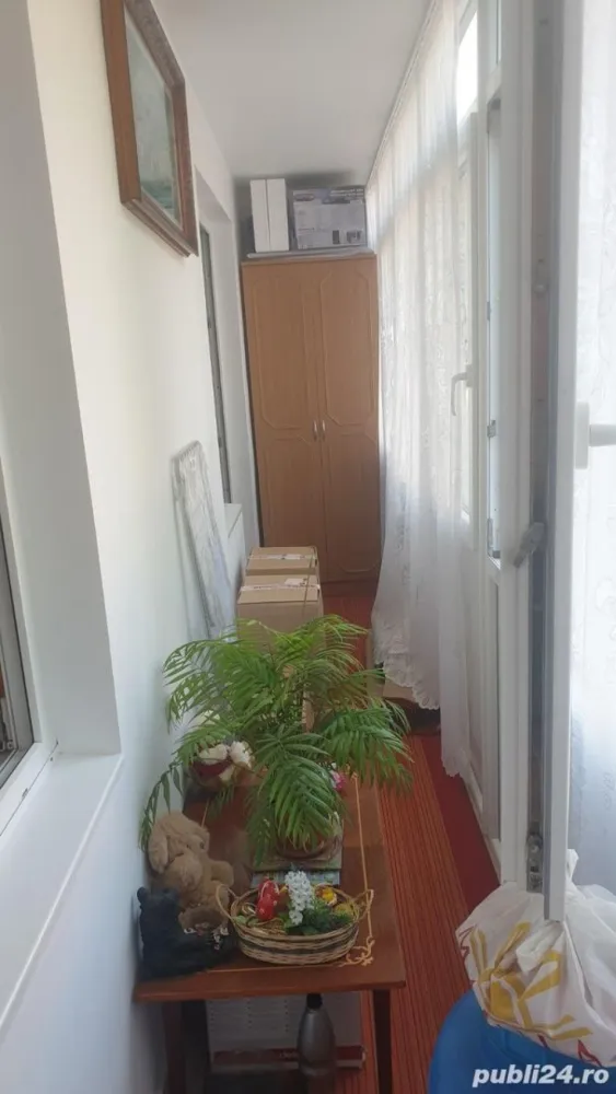 Apartament 2 camere Mihai Viteazu - Vand apartament 2 camere decomandate, etaj 1, din 4 ,bloc de caramida, balcon inchis, bucatarie, baie, debara, centrala termica. Geamuri si usi interne termopan, jaluzele exterioare din aluminiu, parchet laminat, faianta, gresie, izolat in exterior.