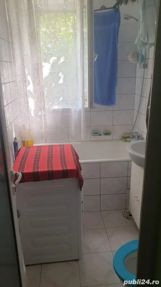 Apartament 2 camere Mihai Viteazu - Vand apartament 2 camere decomandate, etaj 1, din 4 ,bloc de caramida, balcon inchis, bucatarie, baie, debara, centrala termica. Geamuri si usi interne termopan, jaluzele exterioare din aluminiu, parchet laminat, faianta, gresie, izolat in exterior.