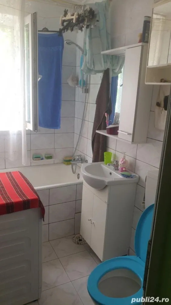 Apartament 2 camere Mihai Viteazu - Vand apartament 2 camere decomandate, etaj 1, din 4 ,bloc de caramida, balcon inchis, bucatarie, baie, debara, centrala termica. Geamuri si usi interne termopan, jaluzele exterioare din aluminiu, parchet laminat, faianta, gresie, izolat in exterior.