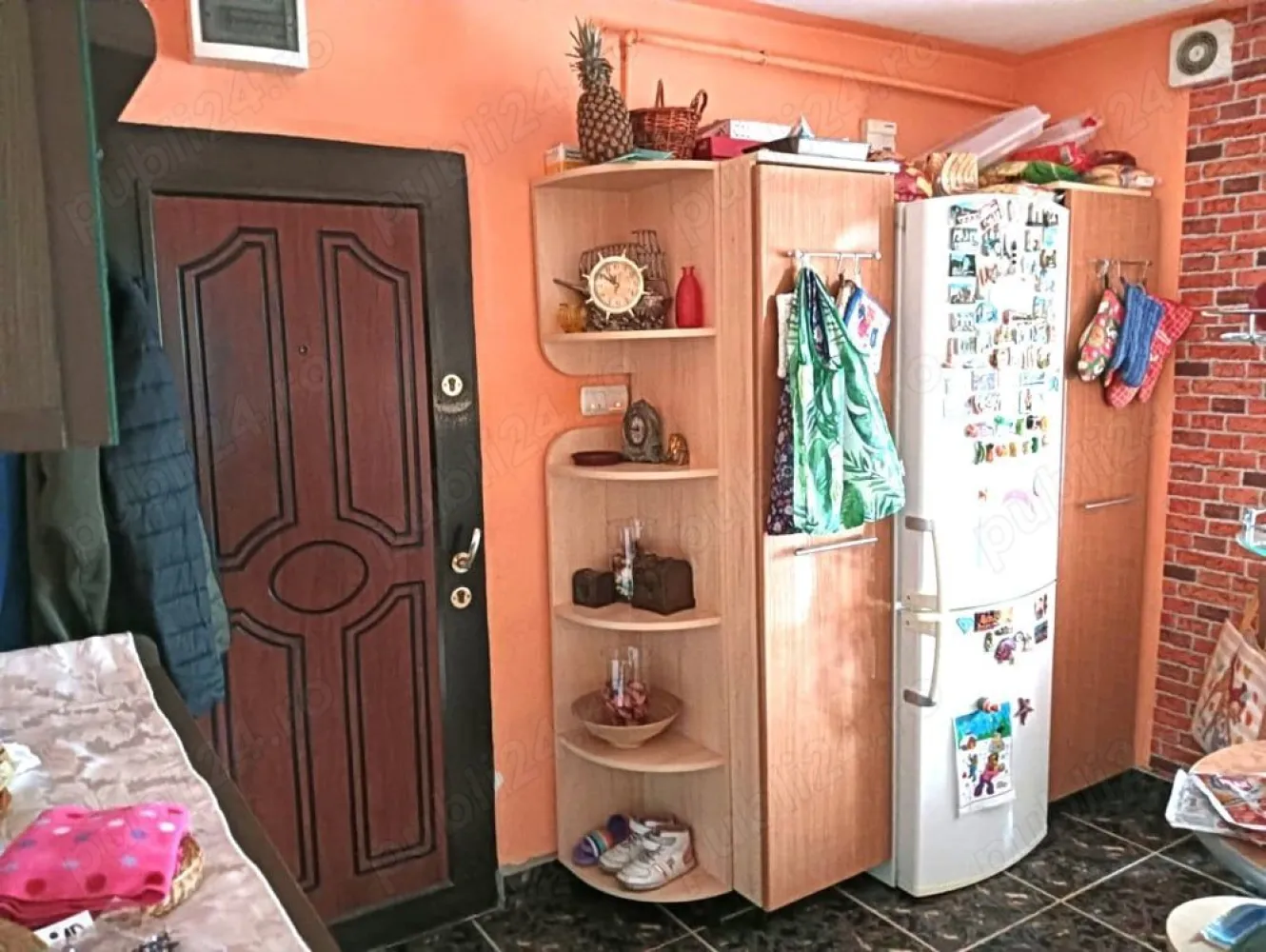 Ag BRASADAS vinde ap 4 cam etaj 3/4 în Micro 16. - Agenția BRASADAS vinde apartament cu 4 camere decomandate in Micro 16 la etajul 3 din 4. Două băi, două balcoane, centrală termică, climă, izolație termică la exterior cu polistiren de 10 cm. Se vinde fara electrocasnice și fără câteva articole de mobilier.