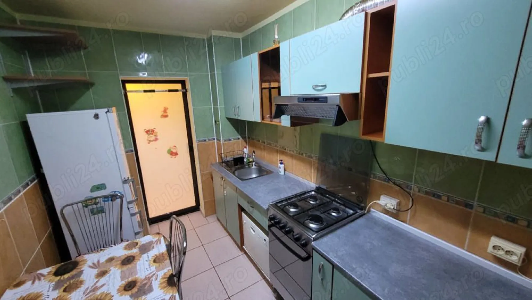 PROPRIETAR, 2 cam decomandat, deosebit, Tei, Contract ANAF, Loc Parcare - Proprietar, inchiriez apartament cu 2 camere decomandate (7 10), bloc anvelopat cartier Tei. DEOSEBIT! Loc de parcare de resedinta platit separat. Contract ANAF! Disponibil din 1 Martie 2025. Mobilat si utilat modern. Dotat cu TV Smart 4K, aer conditionat, frigider, aragaz, masina de spalat vase rufe, rafturi moderne pentru depozitare in debara si balcon. Contorizat complet (apometre, contor gaze individual, repartitoare).