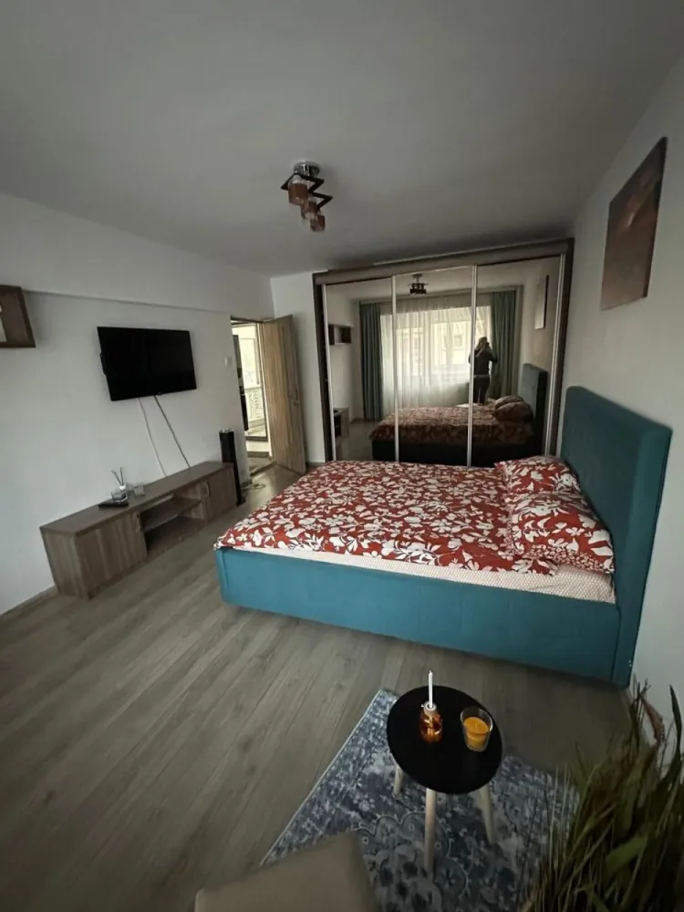 Închiriez apartament 2 camere zona tei - Închiriez apartament 2 camere pe termen lung,minim 1 an,direct proprietar. Prețul este de 450 de euro pe luna plus utilități și 450 de euro garanție. Zona tei,strada Otesani. Nu accept animale de companie. Nu colaborez cu agenții.