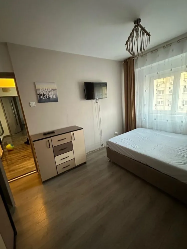 Închiriez apartament 2 camere zona tei - Închiriez apartament 2 camere pe termen lung,minim 1 an,direct proprietar. Prețul este de 450 de euro pe luna plus utilități și 450 de euro garanție. Zona tei,strada Otesani. Nu accept animale de companie. Nu colaborez cu agenții.