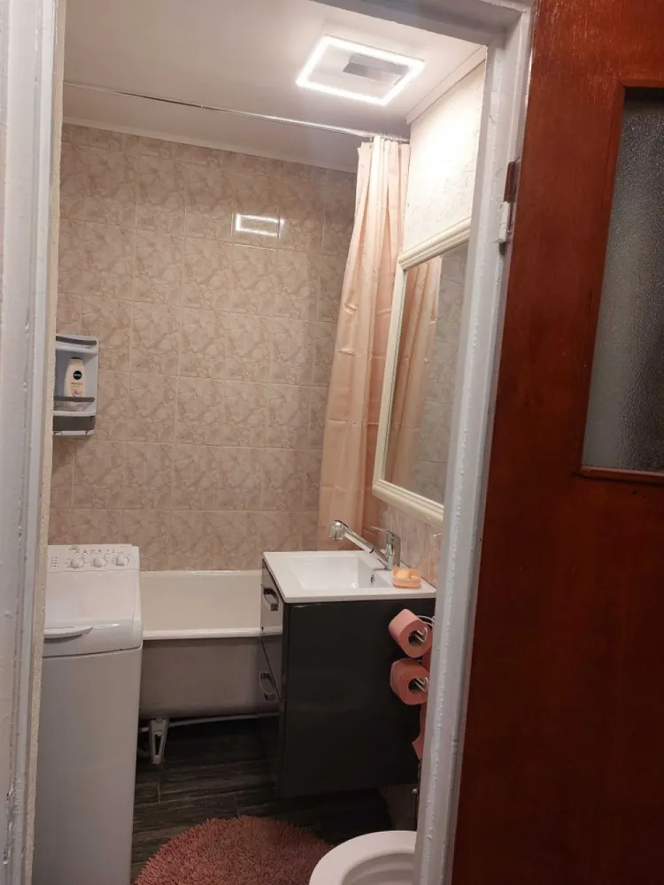 Facultatea de Constructii Bucuresti Tei dna Ghica 2 camere decomandate - 2 camere decomandate in bloc reabilitate termic dupa 2020, in fata Scolii Generale nr.30 „Grigorie Ghica Voievod”, la 2 min. de parcurile Tei si Plumbuita, acces imediat la magazinele de langa pasajul dna Ghica, apartament renovat complet, nelocuit dupa renovare & mobilare, aragaz, hota, masina de spalat, frigider, congelator, cuptor microunde, aer conditionat, cablu cu 2 TV, WiFi, termopane, gresie tot apartamentul, faianta baie si bucatarie, obiecte sanitare + lampi led noi, usa acces apartament metalica, interfon la scara cu monitorizare video, renovata recent, inclusiv lift reconditionat, apometre radio si contoare de energie termică