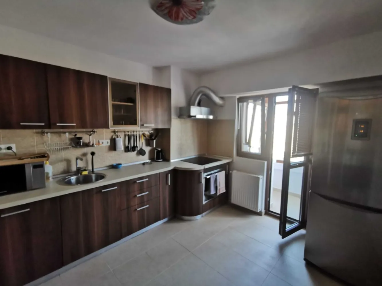 Ag BRASADAS închiriază ap 2 cam etaj 6/9 Blv Octavian Goga. - Agenția BRASADAS închiriază apartament cu doua camere pe Bulevardul Octavian Goga la etajul 6/7, bloc monolit din 1990 in sectorul 3. Este renovat recent, mobilat si utilat complet. Vederea apartamentului este catre bulevardul principal. Este ideal pentru un cuplu sau o familie care este in cautarea unui apartament intr-o zona civilizata a orasului (gradinite/scoli/mall/transport in comun in imediata apropiere. Pentru mai multe oferte, accesați: www.brasadas.com.