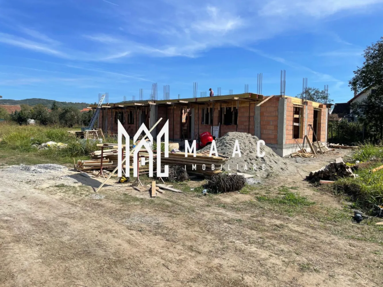 Duplex premium I Sibiu I 3 niveluri I 4 camere I panouri fotovoltaice - Casă tip duplex în Gusterița – Proiect nou, 4 camere, 3 niveluri, curte 153 mp, predare la Alb in Martie 2026. Proiect rezidențial boutique, în construcție, compus din doar 6 case tip duplex, situat într-o zonă liniștită din Gusterița – Sibiu, cu acces facil către oraș, dar departe de agitația urbană. Locuințele sunt proiectate pentru familii care caută un echilibru între spațiu, confort și eficiență energetică. Suprafață și compartimentare: Teren total: 218 mp Amprentă la sol: 65 mp Curte liberă: 153 mp Regim de înălțime: Parter + Etaj 1 + Etaj 2 cu terasă Camere: 4 (3 dormitoare + living) Băi: 2 Balcoane: 2 + terasă la etajul 2 Bucătărie: separată Spații de depozitare: cămară, holuri Compartimentare inteligentă: Parter: Living generos – aprox. 22 mp Bucătărie închisă – 13.5 mp Cămară – 2.6 mp Baie – 5 mp Hol de acces Terasă de acces + terasă secundară (ieșire din living) – aprox. 10 mp Etaj 1: Dormitor 1 – 16.6 mp (cu acces la balcon de 6.3 mp) Dormitor 2 – 13 mp Baie – 5 mp Hol – 5 mp Balcon de 8 mp (acces din dormitor și hol) Etaj 2: Dormitor 3 – 17 mp Hol Terasă neacoperită – 25 mp Balcon – 7.9 mp Construcție de calitate, materiale premium: Structură din beton B250, cu fier beton de 16 mm Instalație electrică realizată prin tubulatură în placă Încălzire în pardoseală pe toate cele 3 niveluri Centrala termică proprie Panouri fotovoltaice incluse – eficiență și independență energetică Geamuri tripan pentru izolare termică și fonică superioară Tencuială decorativă la exterior Balcoane cu sticlă securizată Acoperiș din tabla durabil Avantaje cheie: Proiect compus din 6 case, intimitate și comunitate restrânsă Terasă mare la etajul 2 – ideală pentru relaxare, grătar, zonă de lounge Curte de 153 mp – ideală pentru spațiu verde, grădină, loc de joacă Compartimentare eficientă – zonă de zi separată de dormitoare Posibilitate de personalizare a finisajelor (în funcție de stadiul construcției) Locație: Gusterița – Sibiu Zonă în plină dezvoltare, liniștită și aerisită Acces rapid către centrul Sibiului Aproape de școli, magazine, facilități urbane Ideală pentru familii sau investiție Preț, planuri și vizionări disponibile la cerere. Pentru detalii suplimentare, consultanță sau programarea unei vizionări, te rugăm să ne contactezi si sa specifici CP2720791. }}