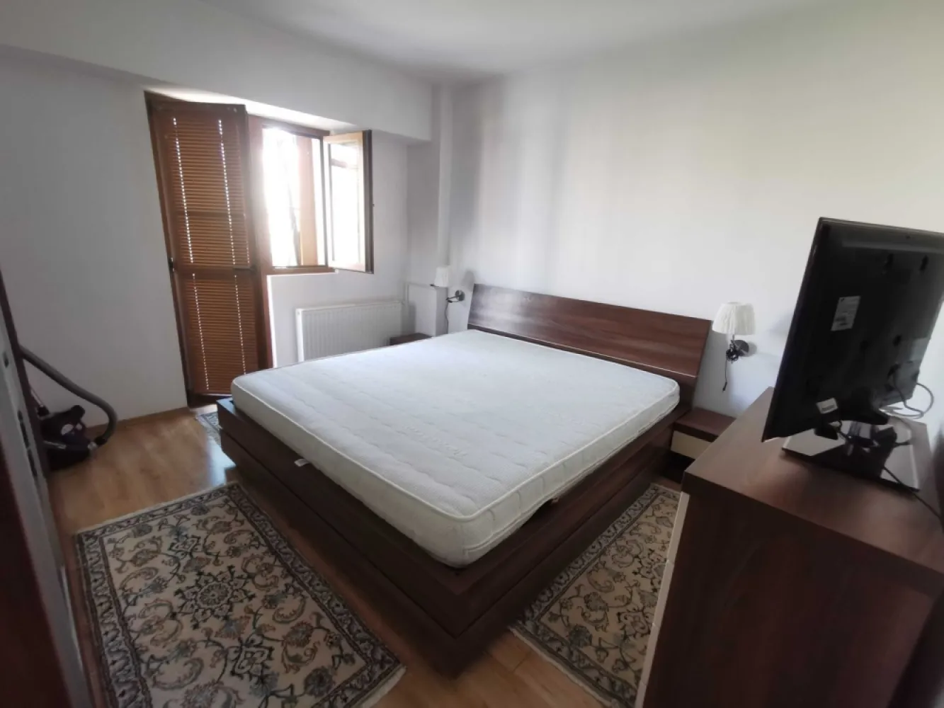 Ag BRASADAS închiriază ap 2 cam etaj 6/9 Blv Octavian Goga. - Agenția BRASADAS închiriază apartament cu doua camere pe Bulevardul Octavian Goga la etajul 6/7, bloc monolit din 1990 in sectorul 3. Este renovat recent, mobilat si utilat complet. Vederea apartamentului este catre bulevardul principal. Este ideal pentru un cuplu sau o familie care este in cautarea unui apartament intr-o zona civilizata a orasului (gradinite/scoli/mall/transport in comun in imediata apropiere. Pentru mai multe oferte, accesați: www.brasadas.com.