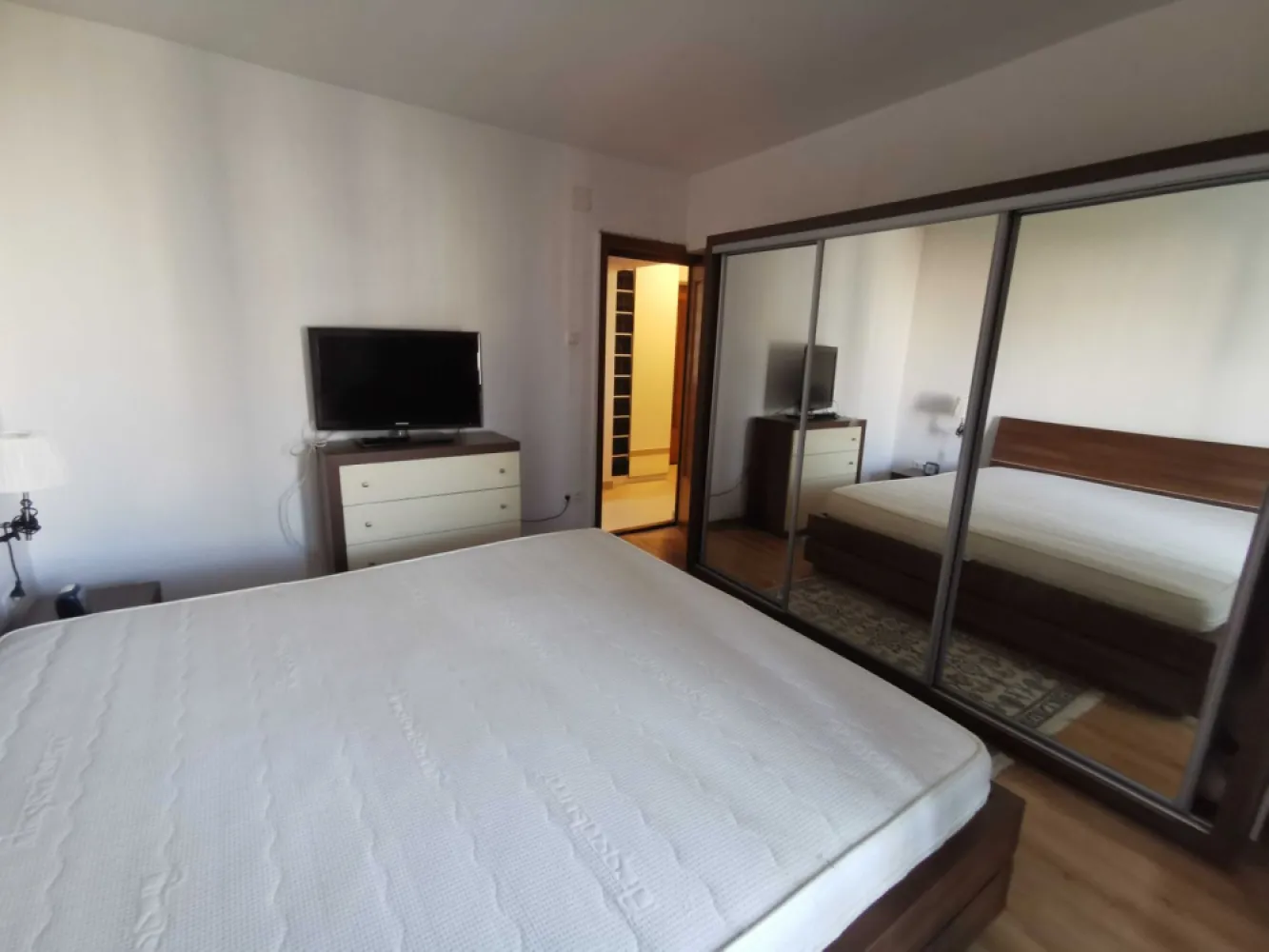 Ag BRASADAS închiriază ap 2 cam etaj 6/9 Blv Octavian Goga. - Agenția BRASADAS închiriază apartament cu doua camere pe Bulevardul Octavian Goga la etajul 6/7, bloc monolit din 1990 in sectorul 3. Este renovat recent, mobilat si utilat complet. Vederea apartamentului este catre bulevardul principal. Este ideal pentru un cuplu sau o familie care este in cautarea unui apartament intr-o zona civilizata a orasului (gradinite/scoli/mall/transport in comun in imediata apropiere. Pentru mai multe oferte, accesați: www.brasadas.com.