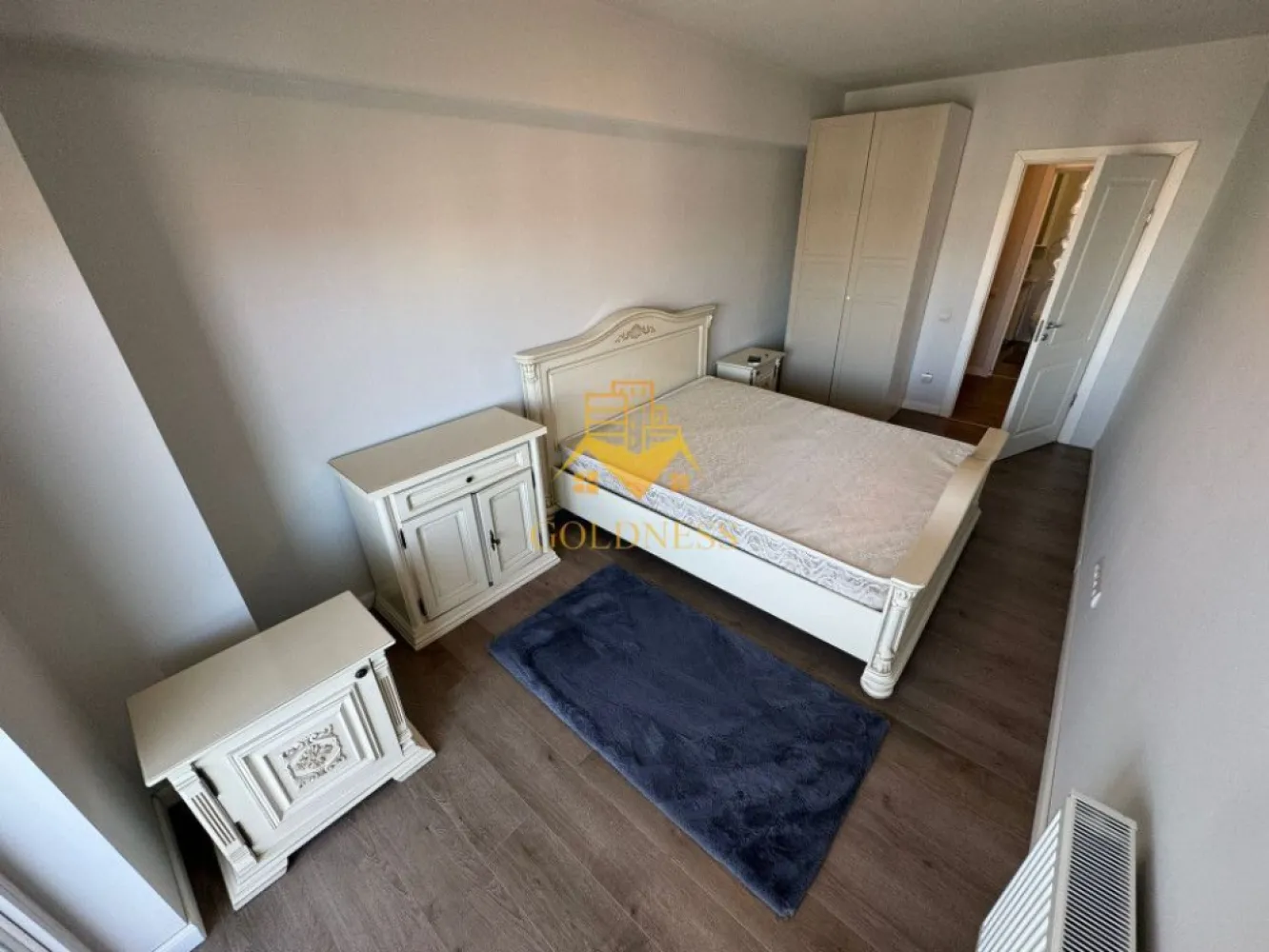 2 camere, modern, bloc nou, parcare zona Centrala, Bosch, NTT Data - GOLDNESS Imobiliare vă propune spre închiriere un apartament cu 2 camere complet mobilat și utilat, la etajul 4 într-un imobil de 7 etaje, în zona Centrala. Apartamentul este compartimentat astfel: - dormitor cu pat matrimonial, dressing, noptiere - living cu bucatarie open-space complet utilată, canapea extensibilă, loc de servit masa - baie cu cada, calorifer port prosop inox și dulap pentru depozitare. - terasa de 15 mp. Imobilul este dotat cu toate cele necesare- centrală proprie, mașină de spălat haine, frigider, plită electrică, hotă, etc. Se află în apropierea stațiilor de transport în comun, magazine, restaurante, spații verzi, farmacii, etc. Dispune de loc de parcare subterana! Dacă sunteți interesați de acest apartament și doriți să îl vizionați, dar și pentru alte oferte sau detalii nu ezitați să ne contactați telefonic sau prin e-mail. Vă stăm la dispoziție!