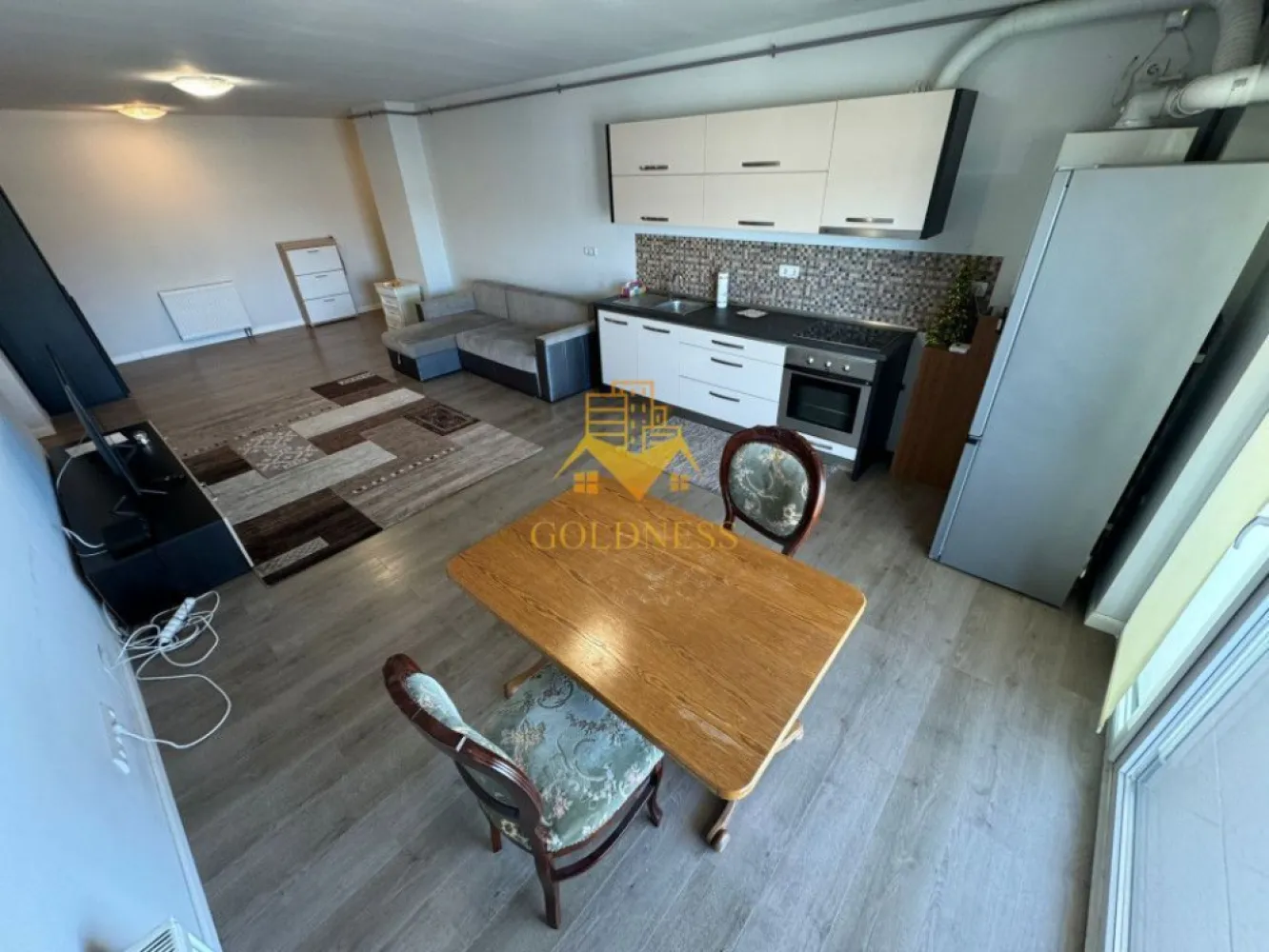 2 camere, modern, bloc nou, parcare zona Centrala, Bosch, NTT Data - GOLDNESS Imobiliare vă propune spre închiriere un apartament cu 2 camere complet mobilat și utilat, la etajul 4 într-un imobil de 7 etaje, în zona Centrala. Apartamentul este compartimentat astfel: - dormitor cu pat matrimonial, dressing, noptiere - living cu bucatarie open-space complet utilată, canapea extensibilă, loc de servit masa - baie cu cada, calorifer port prosop inox și dulap pentru depozitare. - terasa de 15 mp. Imobilul este dotat cu toate cele necesare- centrală proprie, mașină de spălat haine, frigider, plită electrică, hotă, etc. Se află în apropierea stațiilor de transport în comun, magazine, restaurante, spații verzi, farmacii, etc. Dispune de loc de parcare subterana! Dacă sunteți interesați de acest apartament și doriți să îl vizionați, dar și pentru alte oferte sau detalii nu ezitați să ne contactați telefonic sau prin e-mail. Vă stăm la dispoziție!