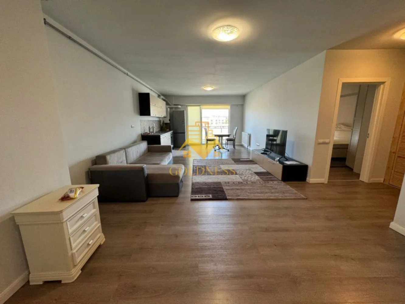 2 camere, modern, bloc nou, parcare zona Centrala, Bosch, NTT Data - GOLDNESS Imobiliare vă propune spre închiriere un apartament cu 2 camere complet mobilat și utilat, la etajul 4 într-un imobil de 7 etaje, în zona Centrala. Apartamentul este compartimentat astfel: - dormitor cu pat matrimonial, dressing, noptiere - living cu bucatarie open-space complet utilată, canapea extensibilă, loc de servit masa - baie cu cada, calorifer port prosop inox și dulap pentru depozitare. - terasa de 15 mp. Imobilul este dotat cu toate cele necesare- centrală proprie, mașină de spălat haine, frigider, plită electrică, hotă, etc. Se află în apropierea stațiilor de transport în comun, magazine, restaurante, spații verzi, farmacii, etc. Dispune de loc de parcare subterana! Dacă sunteți interesați de acest apartament și doriți să îl vizionați, dar și pentru alte oferte sau detalii nu ezitați să ne contactați telefonic sau prin e-mail. Vă stăm la dispoziție!