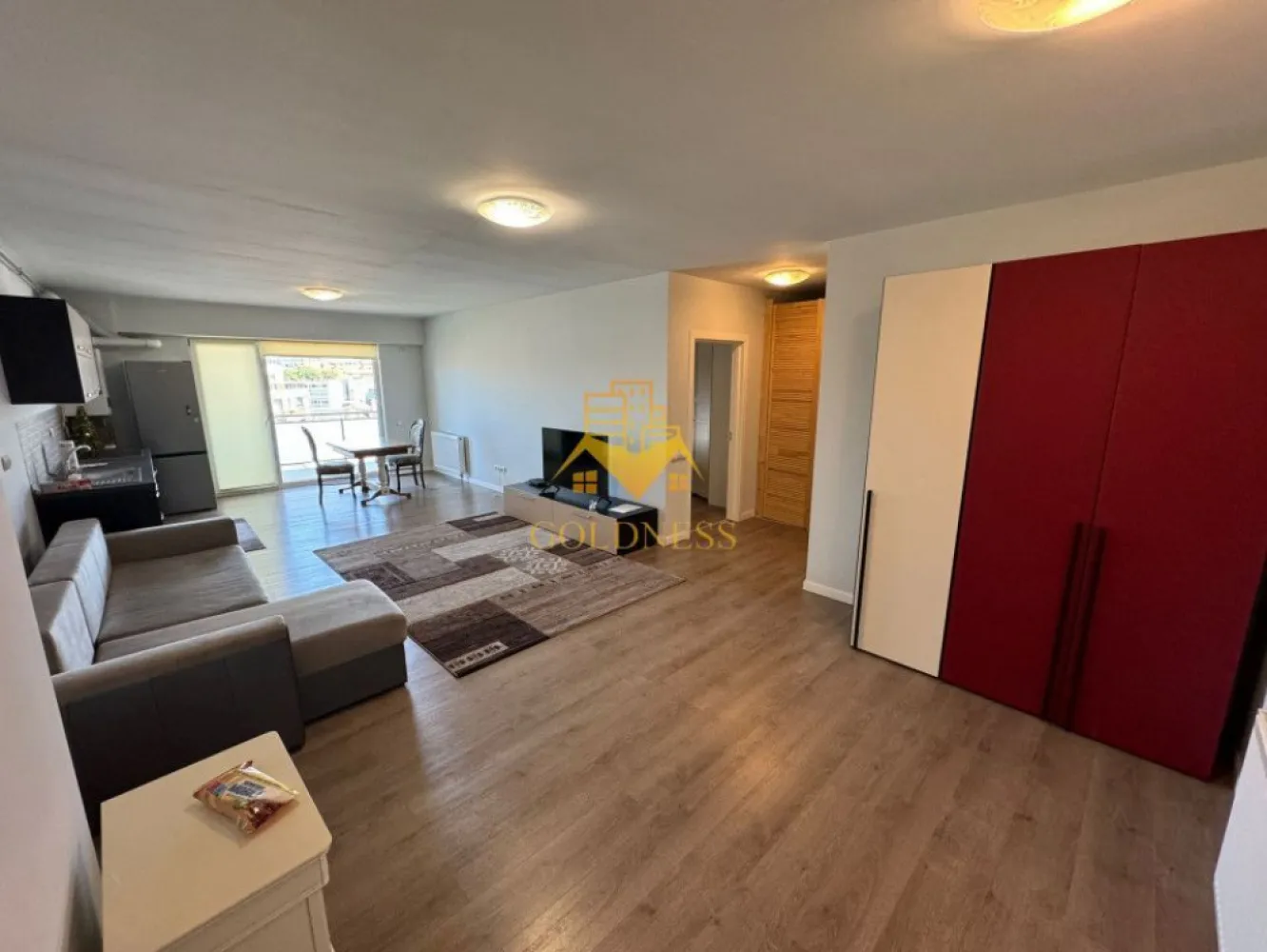2 camere, modern, bloc nou, parcare zona Centrala, Bosch, NTT Data - GOLDNESS Imobiliare vă propune spre închiriere un apartament cu 2 camere complet mobilat și utilat, la etajul 4 într-un imobil de 7 etaje, în zona Centrala. Apartamentul este compartimentat astfel: - dormitor cu pat matrimonial, dressing, noptiere - living cu bucatarie open-space complet utilată, canapea extensibilă, loc de servit masa - baie cu cada, calorifer port prosop inox și dulap pentru depozitare. - terasa de 15 mp. Imobilul este dotat cu toate cele necesare- centrală proprie, mașină de spălat haine, frigider, plită electrică, hotă, etc. Se află în apropierea stațiilor de transport în comun, magazine, restaurante, spații verzi, farmacii, etc. Dispune de loc de parcare subterana! Dacă sunteți interesați de acest apartament și doriți să îl vizionați, dar și pentru alte oferte sau detalii nu ezitați să ne contactați telefonic sau prin e-mail. Vă stăm la dispoziție!
