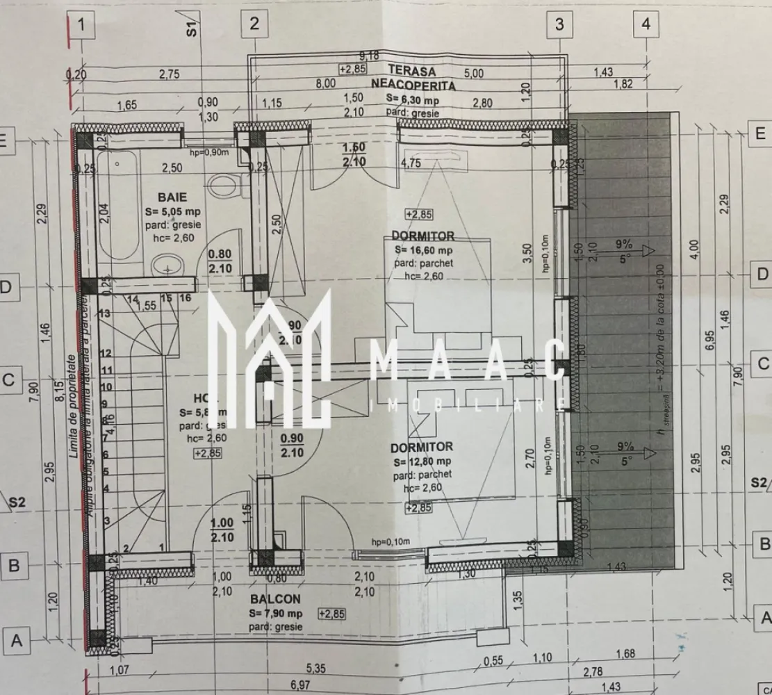 Duplex premium I Sibiu I 3 niveluri I 4 camere I panouri fotovoltaice - Casă tip duplex în Gusterița – Proiect nou, 4 camere, 3 niveluri, curte 153 mp, predare la Alb in Martie 2026. Proiect rezidențial boutique, în construcție, compus din doar 6 case tip duplex, situat într-o zonă liniștită din Gusterița – Sibiu, cu acces facil către oraș, dar departe de agitația urbană. Locuințele sunt proiectate pentru familii care caută un echilibru între spațiu, confort și eficiență energetică. Suprafață și compartimentare: Teren total: 218 mp Amprentă la sol: 65 mp Curte liberă: 153 mp Regim de înălțime: Parter + Etaj 1 + Etaj 2 cu terasă Camere: 4 (3 dormitoare + living) Băi: 2 Balcoane: 2 + terasă la etajul 2 Bucătărie: separată Spații de depozitare: cămară, holuri Compartimentare inteligentă: Parter: Living generos – aprox. 22 mp Bucătărie închisă – 13.5 mp Cămară – 2.6 mp Baie – 5 mp Hol de acces Terasă de acces + terasă secundară (ieșire din living) – aprox. 10 mp Etaj 1: Dormitor 1 – 16.6 mp (cu acces la balcon de 6.3 mp) Dormitor 2 – 13 mp Baie – 5 mp Hol – 5 mp Balcon de 8 mp (acces din dormitor și hol) Etaj 2: Dormitor 3 – 17 mp Hol Terasă neacoperită – 25 mp Balcon – 7.9 mp Construcție de calitate, materiale premium: Structură din beton B250, cu fier beton de 16 mm Instalație electrică realizată prin tubulatură în placă Încălzire în pardoseală pe toate cele 3 niveluri Centrala termică proprie Panouri fotovoltaice incluse – eficiență și independență energetică Geamuri tripan pentru izolare termică și fonică superioară Tencuială decorativă la exterior Balcoane cu sticlă securizată Acoperiș din tabla durabil Avantaje cheie: Proiect compus din 6 case, intimitate și comunitate restrânsă Terasă mare la etajul 2 – ideală pentru relaxare, grătar, zonă de lounge Curte de 153 mp – ideală pentru spațiu verde, grădină, loc de joacă Compartimentare eficientă – zonă de zi separată de dormitoare Posibilitate de personalizare a finisajelor (în funcție de stadiul construcției) Locație: Gusterița – Sibiu Zonă în plină dezvoltare, liniștită și aerisită Acces rapid către centrul Sibiului Aproape de școli, magazine, facilități urbane Ideală pentru familii sau investiție Preț, planuri și vizionări disponibile la cerere. Pentru detalii suplimentare, consultanță sau programarea unei vizionări, te rugăm să ne contactezi si sa specifici CP2720791. }}