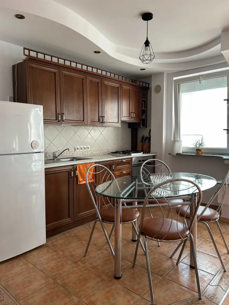 Apartament 2 camere renovat la intrarea în Cișmigiu / bloc reabilitat - Apartament cu 2 camere la intrarea în parcul Cișmigiu. Complet renovat și utilat. Blocul este reabilitat termic, foarte curat, bine întreținut și sigur. Nu are niciun fel de probleme (urgențe, risc etc). Are centrală de bloc (foarte important) - deci nu sunt niciodată probleme cu căldura sau apa caldă. Bucătăria este complet utilată - plită, cuptor, hotă, frigider. Dispune de multe spații de depozitare - dressing la intrare, dressing pe holul de la baie cu mașină de spălat, aspirator, fier de călcat etc Balcon la living separat și foarte spațios. Living cu canapea extensibilă, aer condiționat, TV, birou și jaluzele. Dormitor cu jaluzele și un dressing foarte spațios.