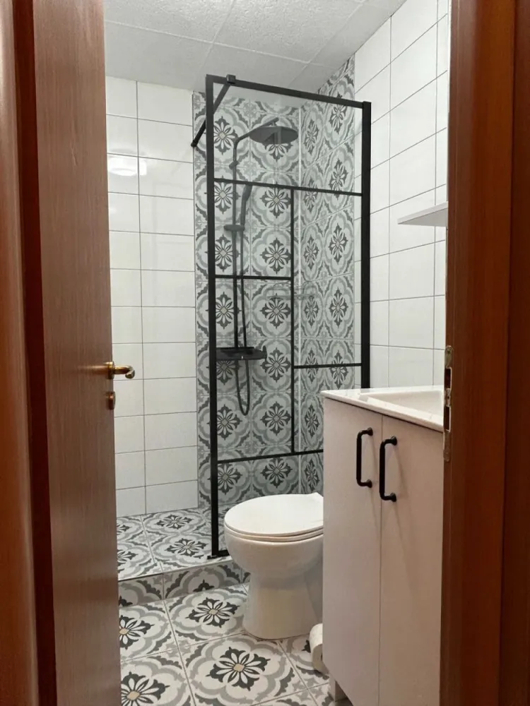 Apartament 2 camere renovat la intrarea în Cișmigiu / bloc reabilitat - Apartament cu 2 camere la intrarea în parcul Cișmigiu. Complet renovat și utilat. Blocul este reabilitat termic, foarte curat, bine întreținut și sigur. Nu are niciun fel de probleme (urgențe, risc etc). Are centrală de bloc (foarte important) - deci nu sunt niciodată probleme cu căldura sau apa caldă. Bucătăria este complet utilată - plită, cuptor, hotă, frigider. Dispune de multe spații de depozitare - dressing la intrare, dressing pe holul de la baie cu mașină de spălat, aspirator, fier de călcat etc Balcon la living separat și foarte spațios. Living cu canapea extensibilă, aer condiționat, TV, birou și jaluzele. Dormitor cu jaluzele și un dressing foarte spațios.