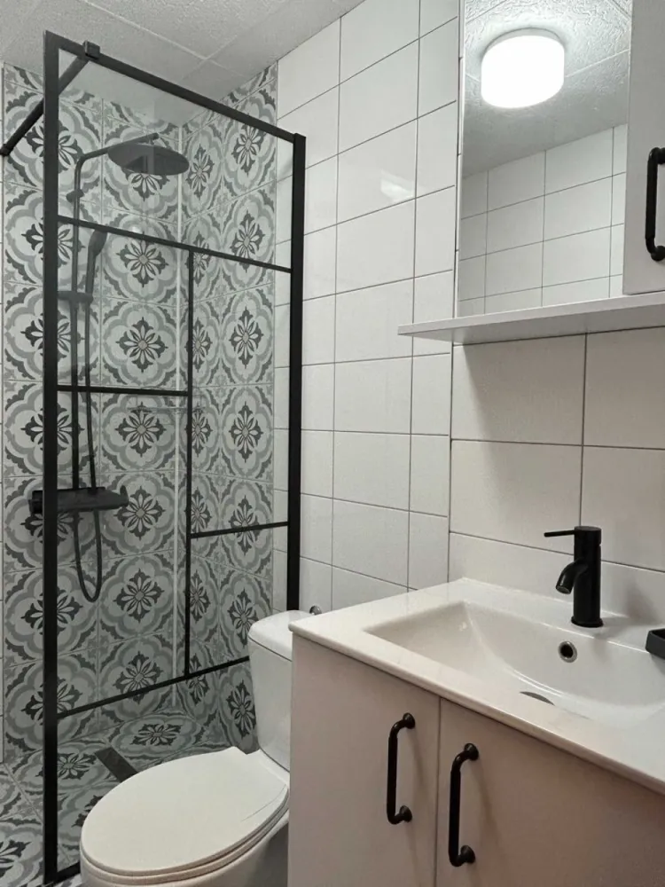 Apartament 2 camere renovat la intrarea în Cișmigiu / bloc reabilitat - Apartament cu 2 camere la intrarea în parcul Cișmigiu. Complet renovat și utilat. Blocul este reabilitat termic, foarte curat, bine întreținut și sigur. Nu are niciun fel de probleme (urgențe, risc etc). Are centrală de bloc (foarte important) - deci nu sunt niciodată probleme cu căldura sau apa caldă. Bucătăria este complet utilată - plită, cuptor, hotă, frigider. Dispune de multe spații de depozitare - dressing la intrare, dressing pe holul de la baie cu mașină de spălat, aspirator, fier de călcat etc Balcon la living separat și foarte spațios. Living cu canapea extensibilă, aer condiționat, TV, birou și jaluzele. Dormitor cu jaluzele și un dressing foarte spațios.