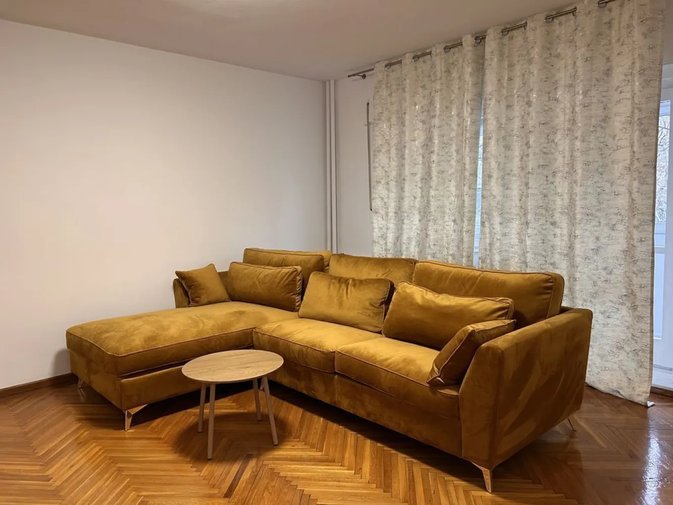 Apartament Unirii, Palatul parlamentului, Metrou la 2 min, Proprietar - Apartamentul are 2 camere cu balcon, suprafața utilă de 64 m2. La etajul 1, direct pe Bulevardul Unirii fântâni, lingă palatul parlamentului vedere spate spre parcul tribunalului, recent renovat. mobila complet nouă. electrocasnice noi. Metrou Unirii la 2-3 minute. www.brasadas.com.