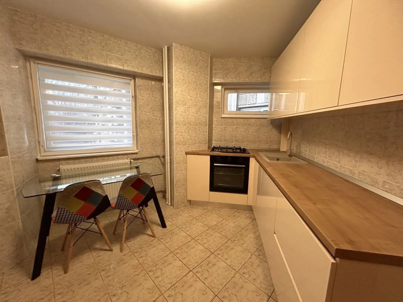 Apartament Unirii, Palatul parlamentului, Metrou la 2 min, Proprietar - Apartamentul are 2 camere cu balcon, suprafața utilă de 64 m2. La etajul 1, direct pe Bulevardul Unirii fântâni, lingă palatul parlamentului vedere spate spre parcul tribunalului, recent renovat. mobila complet nouă. electrocasnice noi. Metrou Unirii la 2-3 minute. www.brasadas.com.