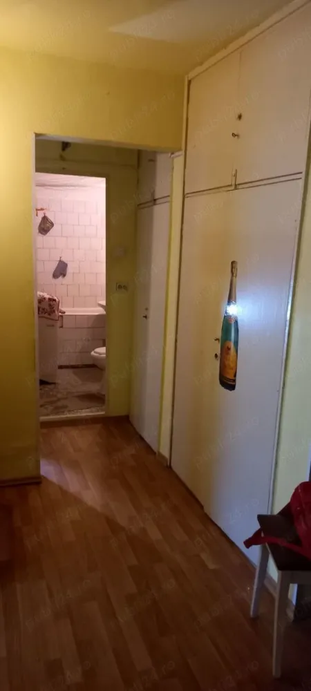 Vand apartament 2 camere zona Aviatiei - Apartament 2 camere decomandate, etaj 1 din 4, Str. Elena Caragiani, nr. 44, Sector 1, Bucuresti Bloc 4 etaje Vizionare apartament sambata 21 dec 2024 intre orele 10 si 14 Nu dorim colaborarea cu agentiile. Suprafata totala 52 mp si suprafata utila de 50,10 mp An constructie 1985 Reabilitat termic 2011 Dependinte: bucatarie, camara, debara, vestibul, baie si balcon tip logie de 3,75 mp Parchet laminat in camere, hol si balcon din 2017 Gresie si faianta in bucatarie din 2017 Gresie si faianta baie din 1985 Necesita reamenajare dar se poate locui dupa ce se da eventual o mana de lavabil. Mobila existenta este functionala, mai putin mobilierul de bucatarie care trebuie inlocuit sau reparat eventual in prima urgenta dar daca nu este dorita, prezentam apartamentul gol.
