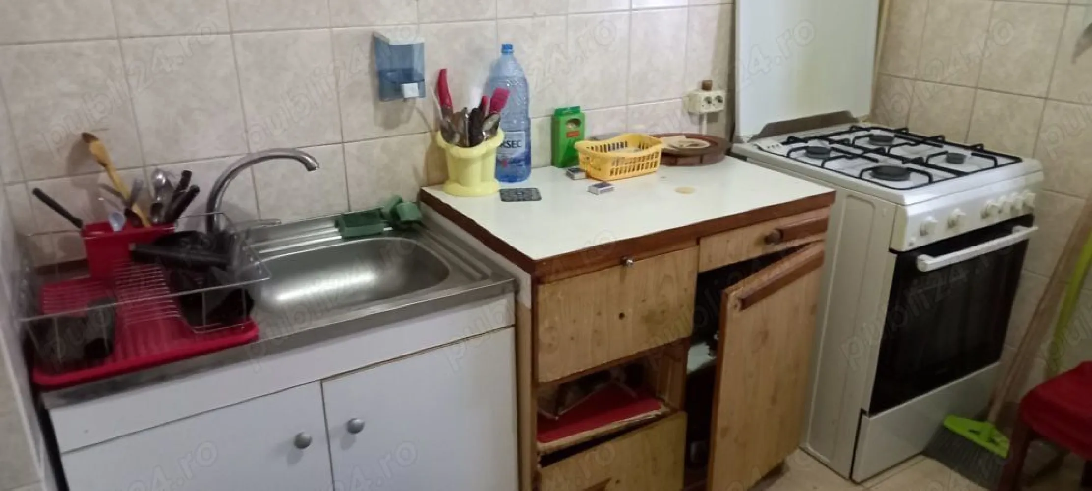 Vand apartament 2 camere zona Aviatiei - Apartament 2 camere decomandate, etaj 1 din 4, Str. Elena Caragiani, nr. 44, Sector 1, Bucuresti Bloc 4 etaje Vizionare apartament sambata 21 dec 2024 intre orele 10 si 14 Nu dorim colaborarea cu agentiile. Suprafata totala 52 mp si suprafata utila de 50,10 mp An constructie 1985 Reabilitat termic 2011 Dependinte: bucatarie, camara, debara, vestibul, baie si balcon tip logie de 3,75 mp Parchet laminat in camere, hol si balcon din 2017 Gresie si faianta in bucatarie din 2017 Gresie si faianta baie din 1985 Necesita reamenajare dar se poate locui dupa ce se da eventual o mana de lavabil. Mobila existenta este functionala, mai putin mobilierul de bucatarie care trebuie inlocuit sau reparat eventual in prima urgenta dar daca nu este dorita, prezentam apartamentul gol.